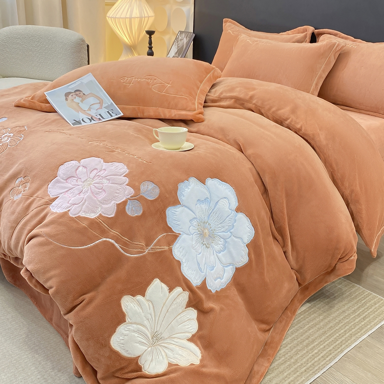 91家纺网 家纺一手货源 找家纺 悦织湾家纺 2025新款9斤重牛奶绒四件套纯色贴布绣人件富贵系列240克重高密保暖轻奢时尚床上用品4件套 黛西-南瓜橘