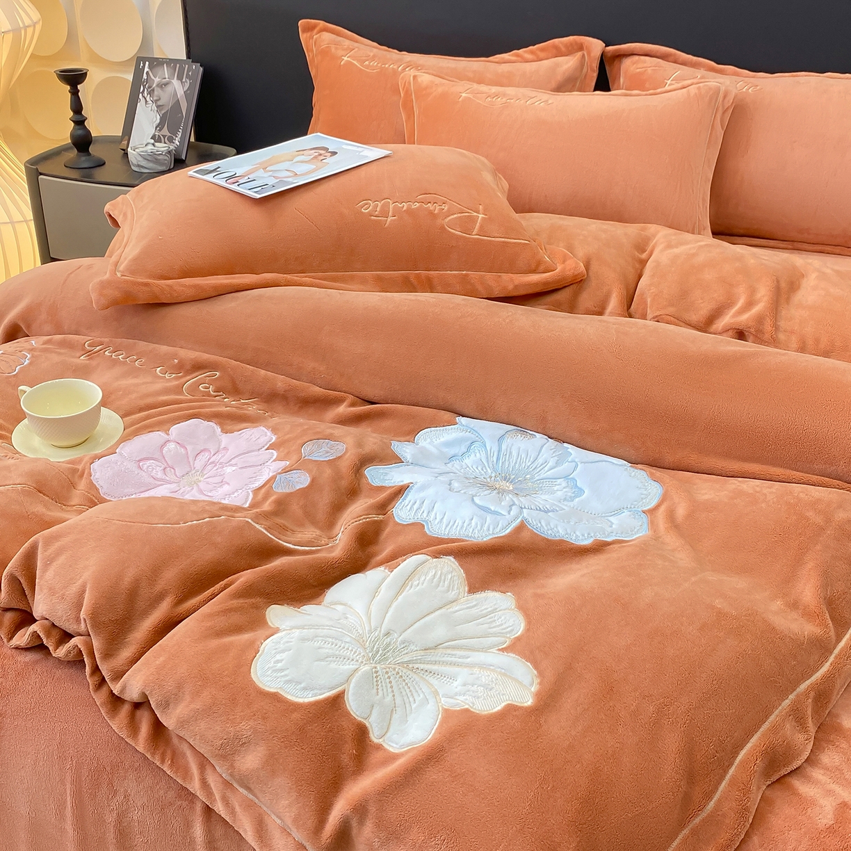 91家纺网 家纺一手货源 找家纺 悦织湾家纺 2025新款9斤重牛奶绒四件套纯色贴布绣人件富贵系列240克重高密保暖轻奢时尚床上用品4件套 黛西-南瓜橘