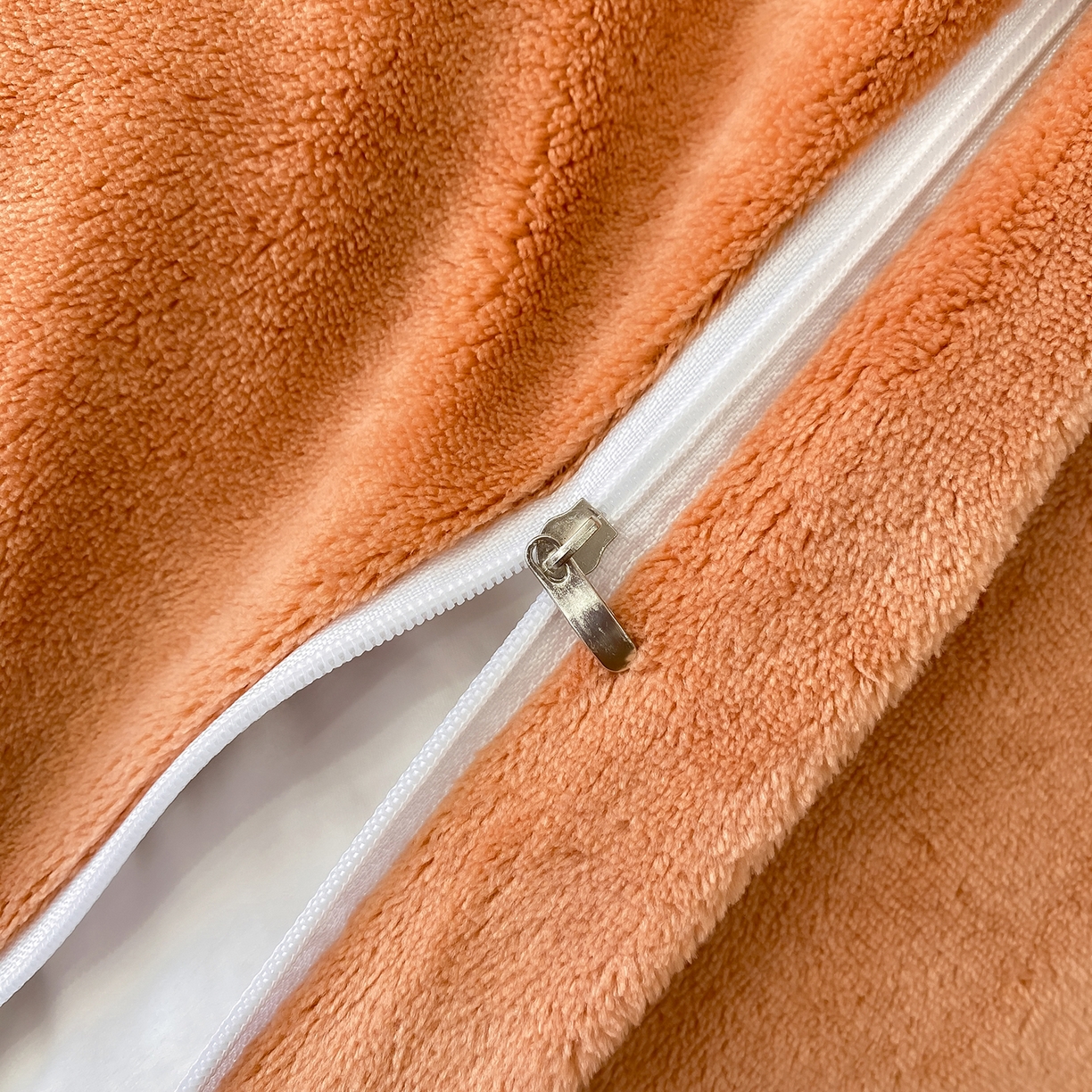 91家纺网 家纺一手货源 找家纺 悦织湾家纺 2025新款9斤重牛奶绒四件套纯色贴布绣人件富贵系列240克重高密保暖轻奢时尚床上用品4件套 黛西-南瓜橘