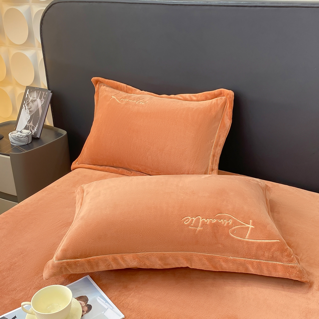 91家纺网 家纺一手货源 找家纺 悦织湾家纺 2025新款9斤重牛奶绒四件套纯色贴布绣人件富贵系列240克重高密保暖轻奢时尚床上用品4件套 黛西-南瓜橘