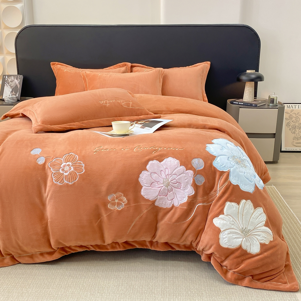 91家纺网 家纺一手货源 找家纺 悦织湾家纺 2025新款9斤重牛奶绒四件套纯色贴布绣人件富贵系列240克重高密保暖轻奢时尚床上用品4件套 黛西-南瓜橘
