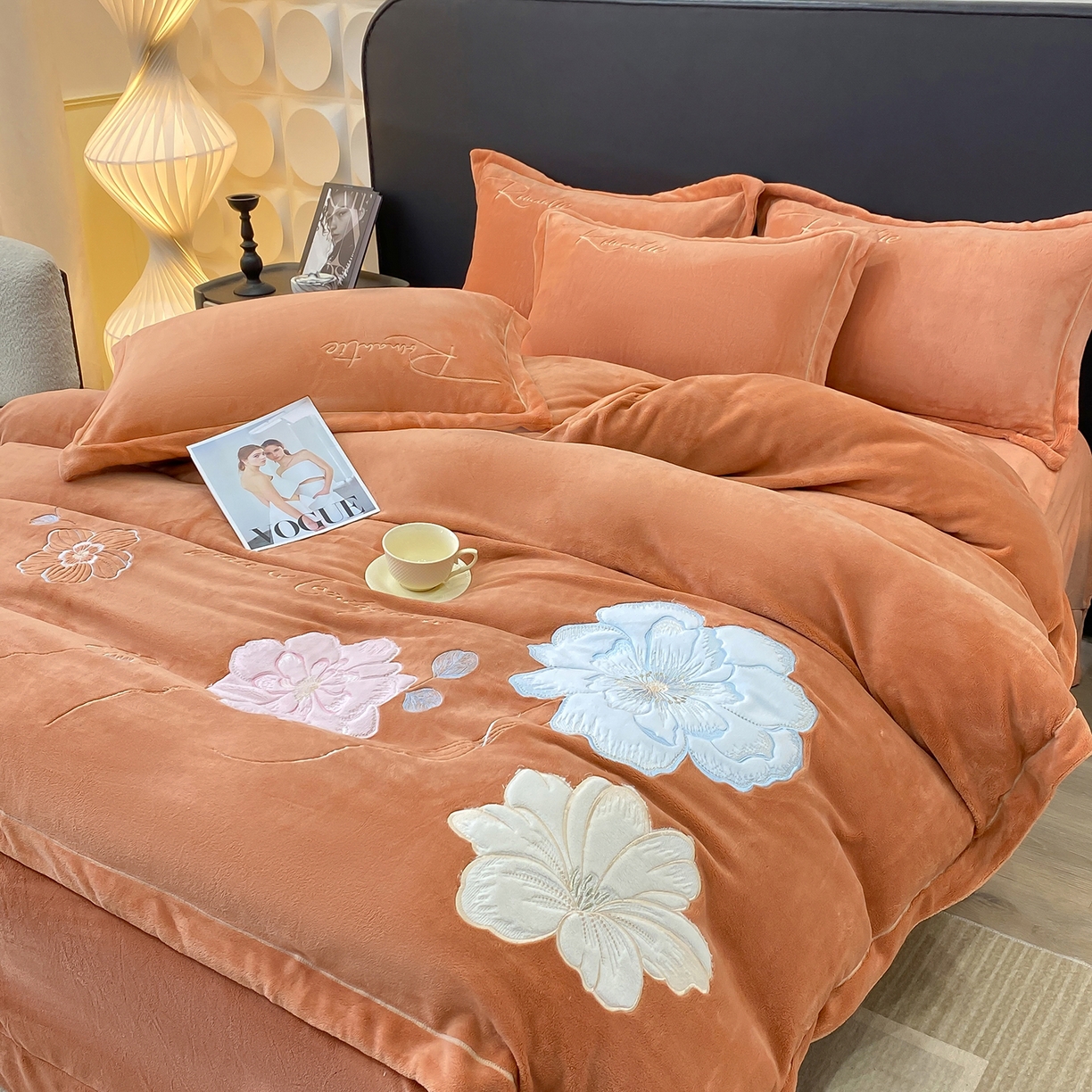 91家纺网 家纺一手货源 找家纺 悦织湾家纺 2025新款9斤重牛奶绒四件套纯色贴布绣人件富贵系列240克重高密保暖轻奢时尚床上用品4件套 黛西-南瓜橘