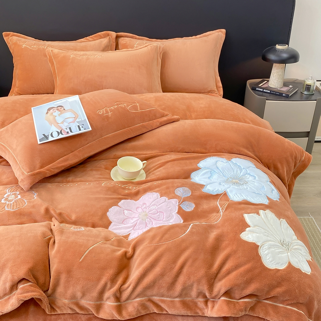 91家纺网 家纺一手货源 找家纺 悦织湾家纺 2025新款9斤重牛奶绒四件套纯色贴布绣人件富贵系列240克重高密保暖轻奢时尚床上用品4件套 黛西-南瓜橘