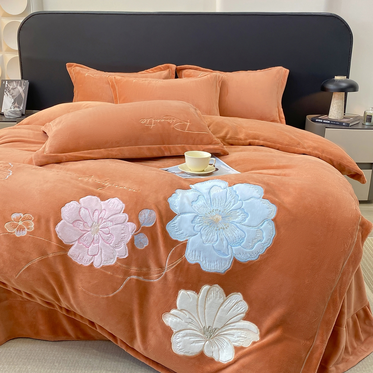 91家纺网 家纺一手货源 找家纺 悦织湾家纺 2025新款9斤重牛奶绒四件套纯色贴布绣人件富贵系列240克重高密保暖轻奢时尚床上用品4件套 黛西-南瓜橘
