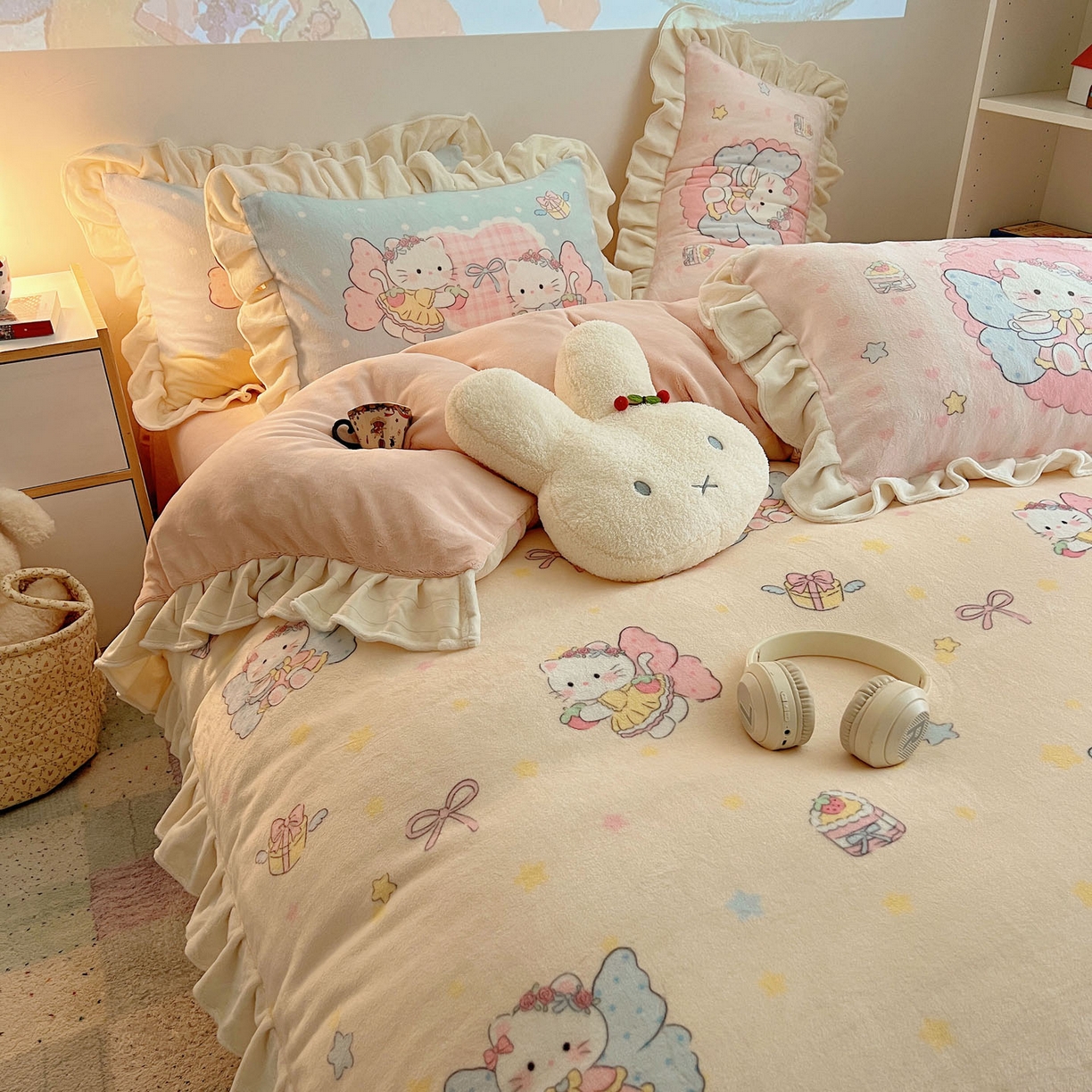 91家纺网 家纺一手货源 找家纺 沐慕 2025新款高克重花边款牛奶绒四件套 花边-猫咪仙子