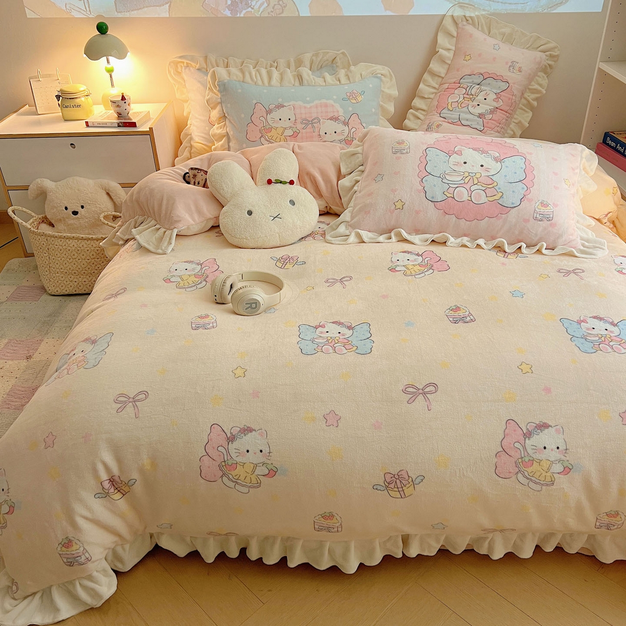 91家纺网 家纺一手货源 找家纺 沐慕 2025新款高克重花边款牛奶绒四件套 花边-猫咪仙子