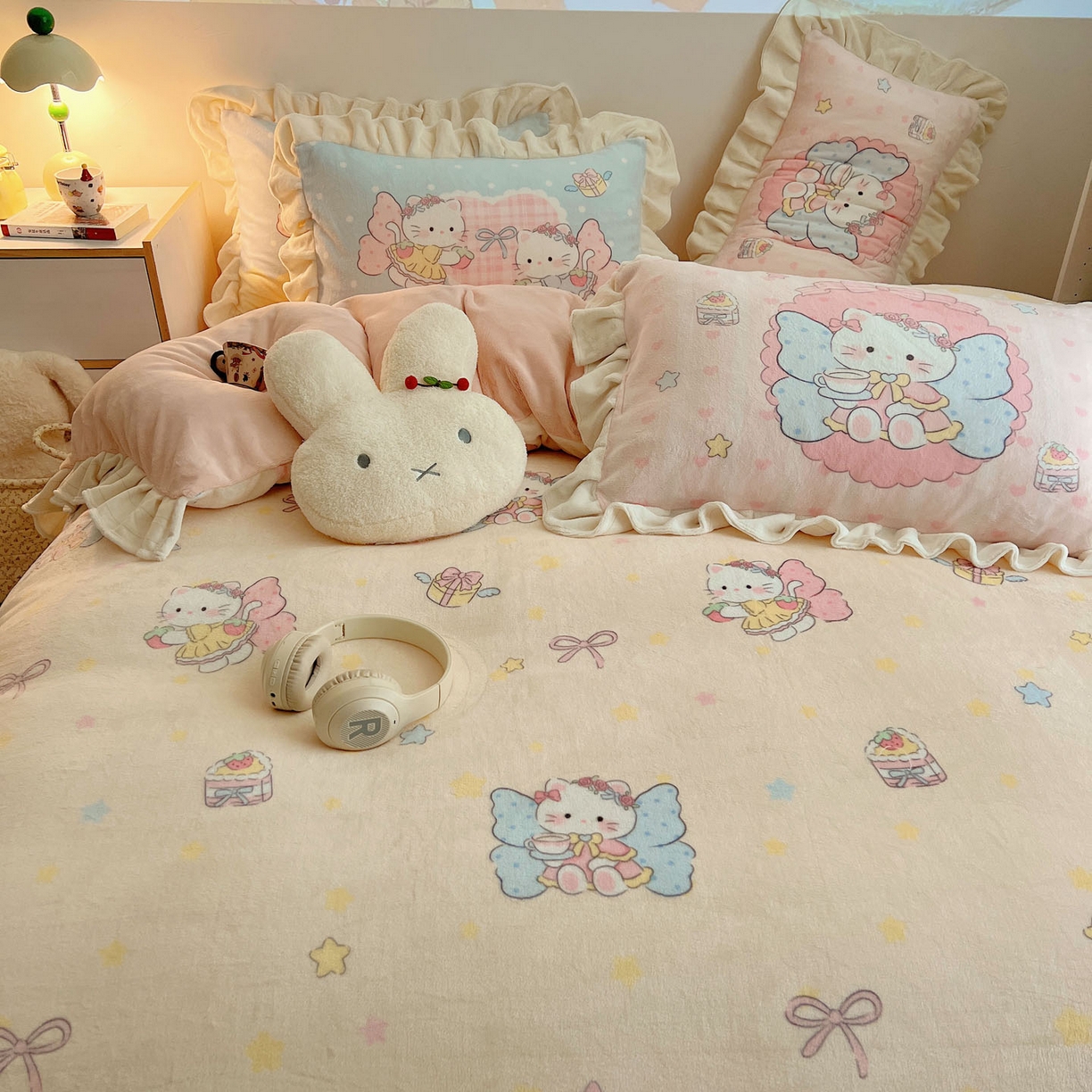 91家纺网 家纺一手货源 找家纺 沐慕 2025新款高克重花边款牛奶绒四件套 花边-猫咪仙子