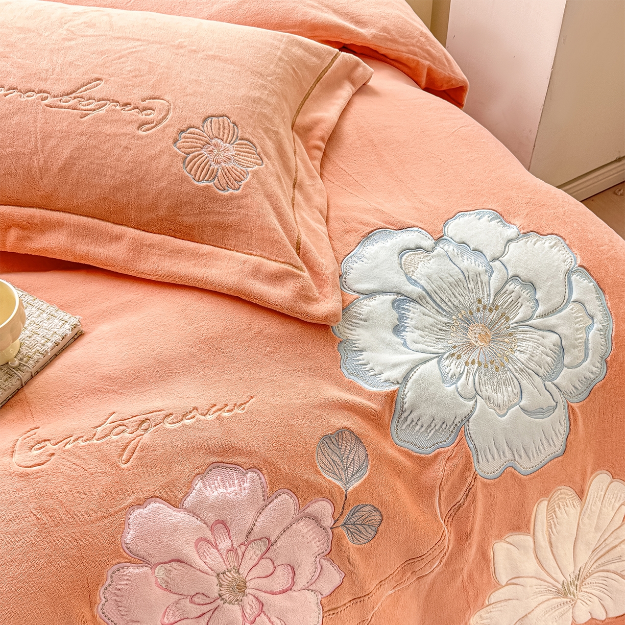 91家纺网 家纺一手货源 找家纺 悦织湾家纺 2025新款9斤重牛奶绒四件套纯色贴布绣人件富贵系列240克重高密保暖轻奢时尚床上用品4件套 黛西-暖玉