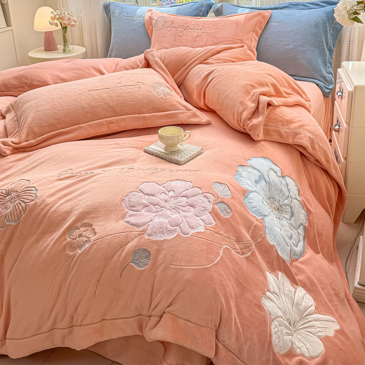 91家纺网 家纺一手货源 找家纺 悦织湾家纺 2025新款9斤重牛奶绒四件套纯色贴布绣人件富贵系列240克重高密保暖轻奢时尚床上用品4件套 黛西-暖玉