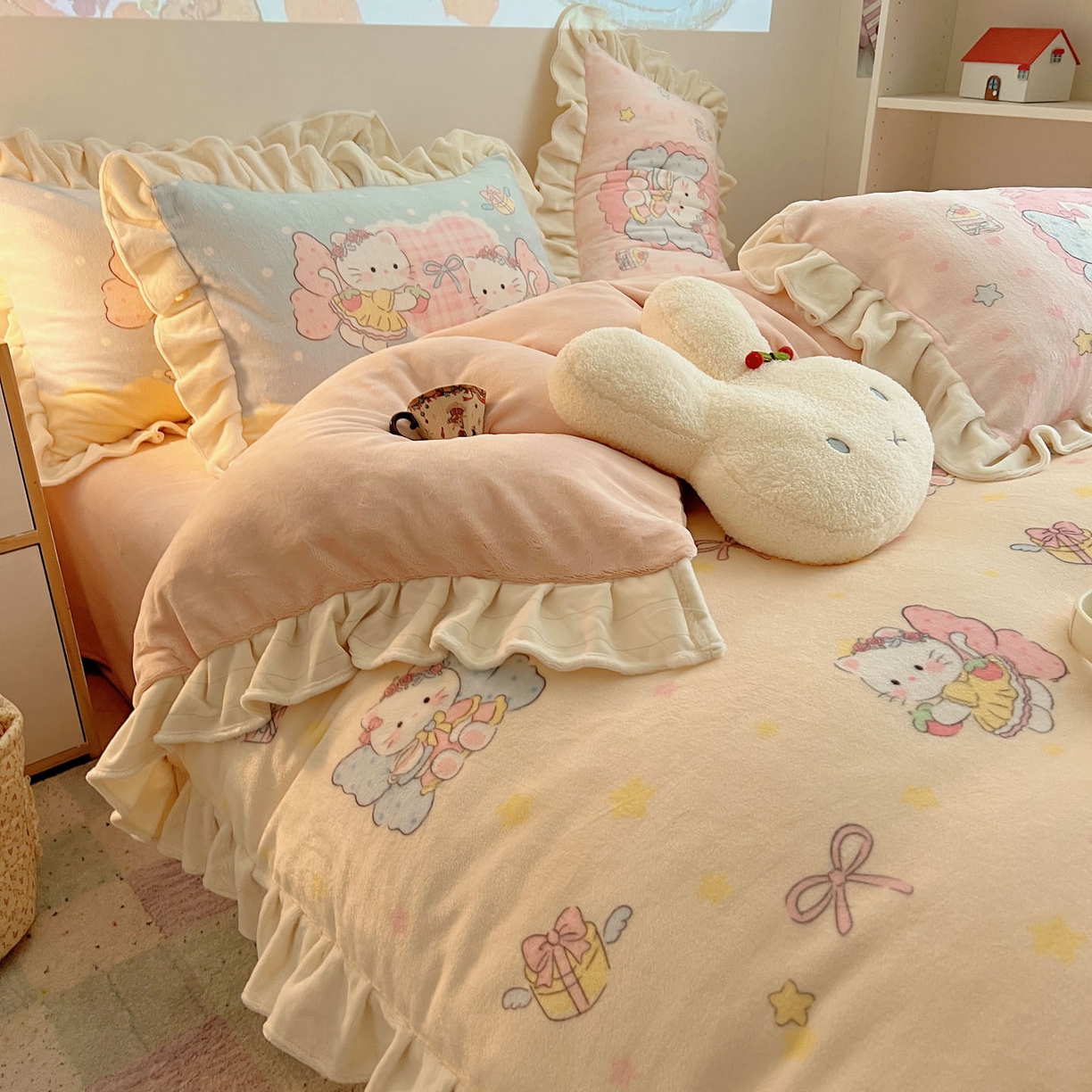 91家纺网 家纺一手货源 找家纺 沐慕 2025新款高克重花边款牛奶绒四件套 花边-猫咪仙子