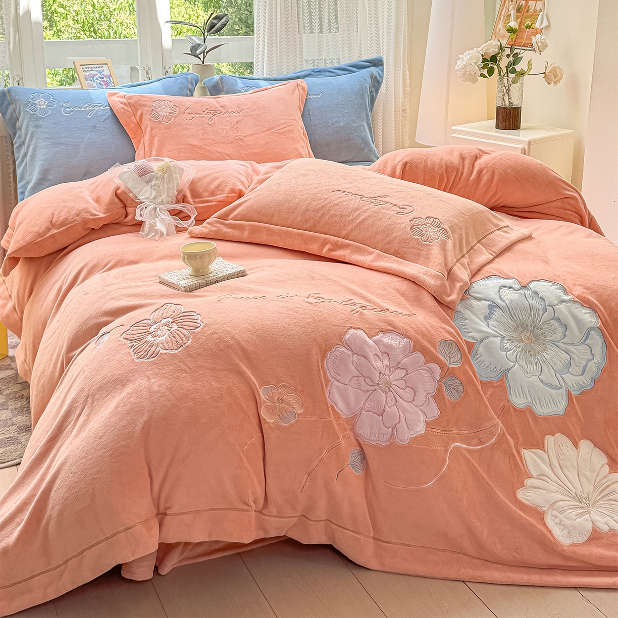 91家纺网 家纺一手货源 找家纺 悦织湾家纺 2025新款9斤重牛奶绒四件套纯色贴布绣人件富贵系列240克重高密保暖轻奢时尚床上用品4件套 黛西-暖玉