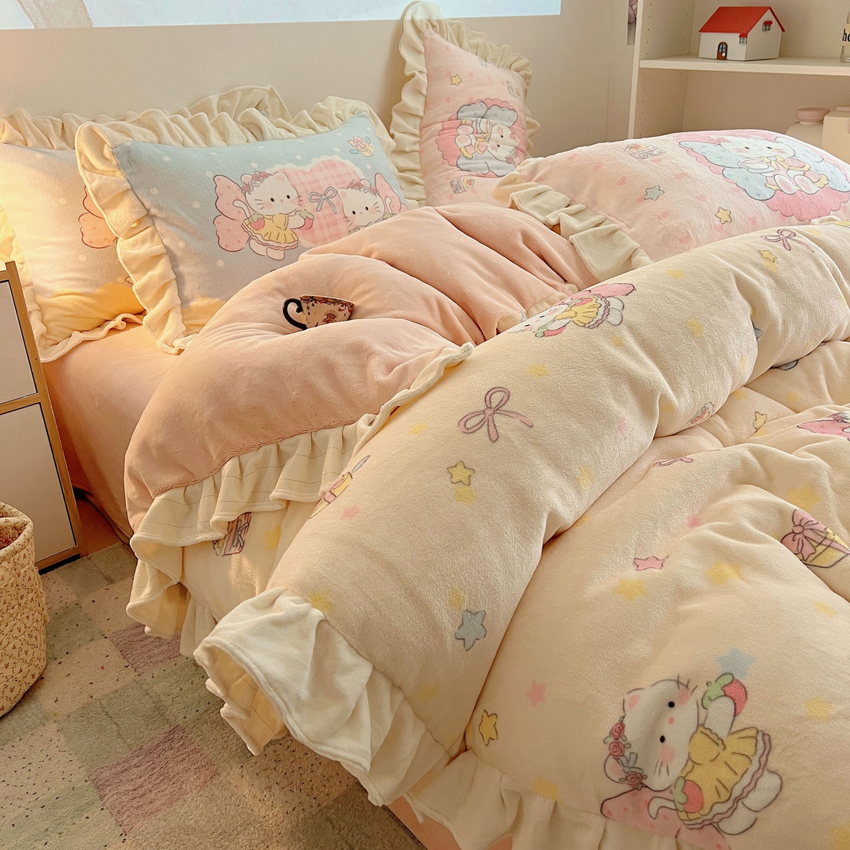 91家纺网 家纺一手货源 找家纺 沐慕 2025新款高克重花边款牛奶绒四件套 花边-猫咪仙子