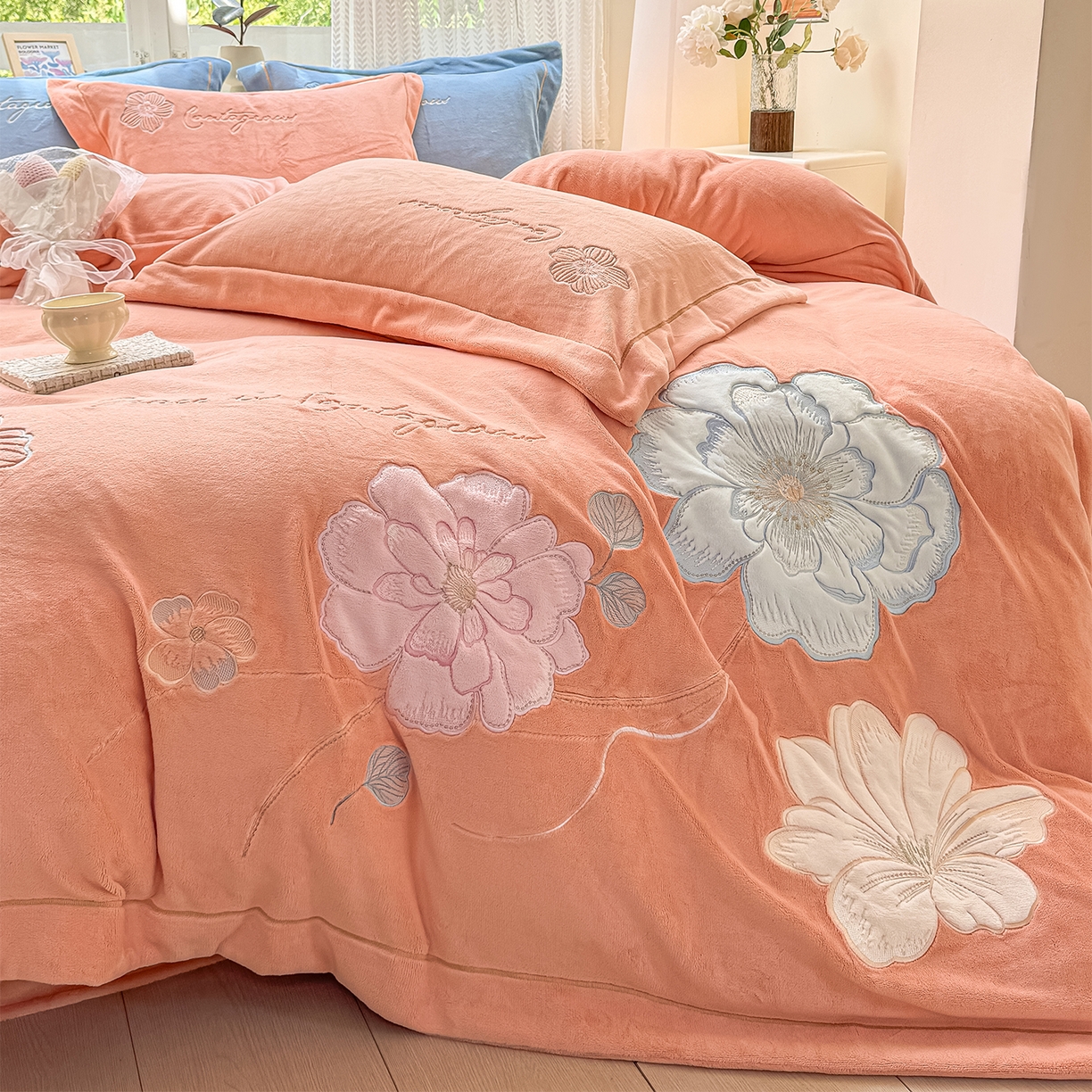 91家纺网 家纺一手货源 找家纺 悦织湾家纺 2025新款9斤重牛奶绒四件套纯色贴布绣人件富贵系列240克重高密保暖轻奢时尚床上用品4件套 黛西-暖玉