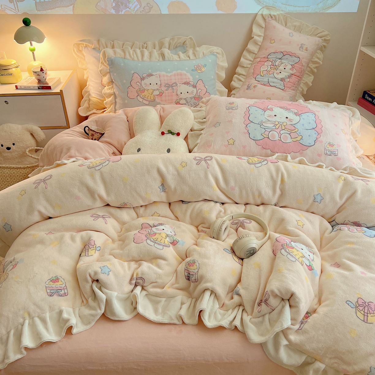 91家纺网 家纺一手货源 找家纺 沐慕 2025新款高克重花边款牛奶绒四件套 花边-猫咪仙子