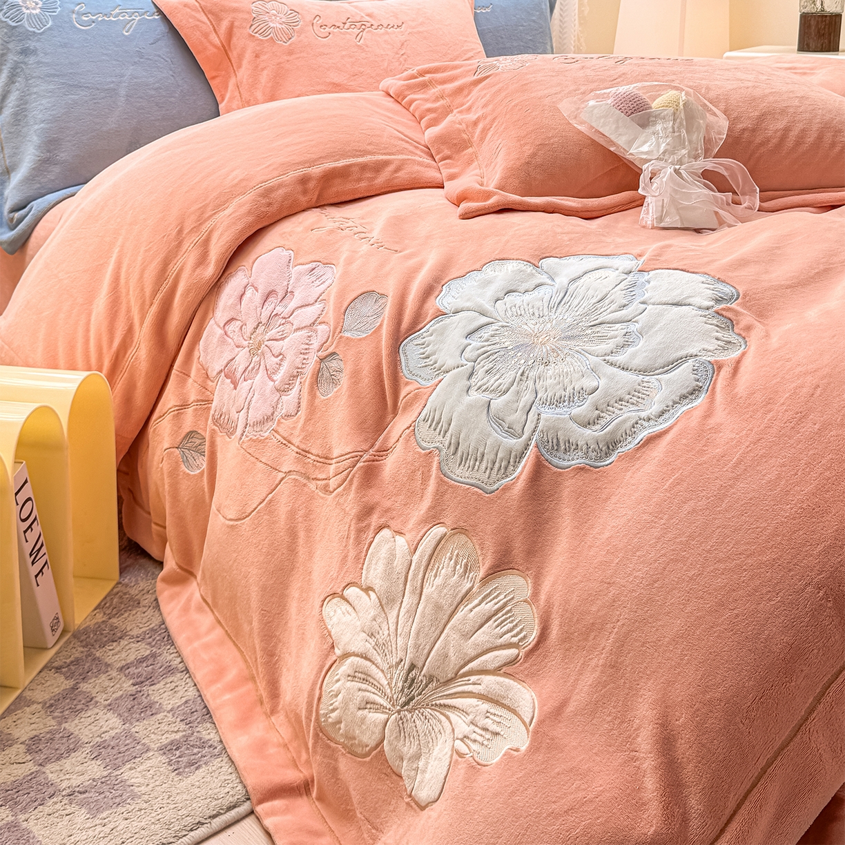 91家纺网 家纺一手货源 找家纺 悦织湾家纺 2025新款9斤重牛奶绒四件套纯色贴布绣人件富贵系列240克重高密保暖轻奢时尚床上用品4件套 黛西-暖玉