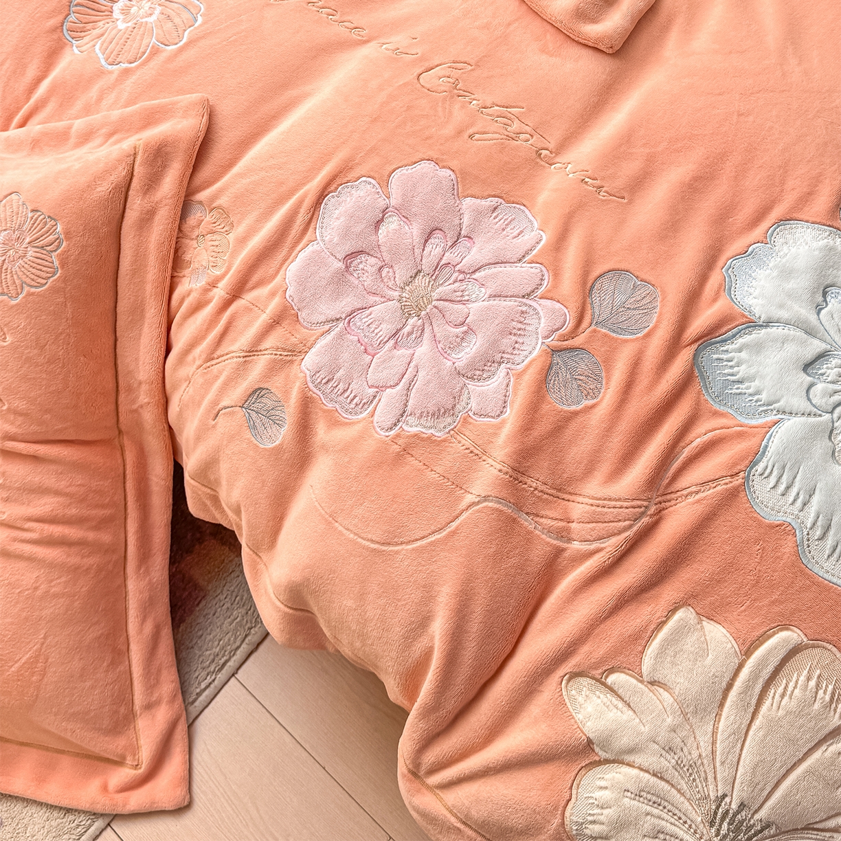 91家纺网 家纺一手货源 找家纺 悦织湾家纺 2025新款9斤重牛奶绒四件套纯色贴布绣人件富贵系列240克重高密保暖轻奢时尚床上用品4件套 黛西-暖玉