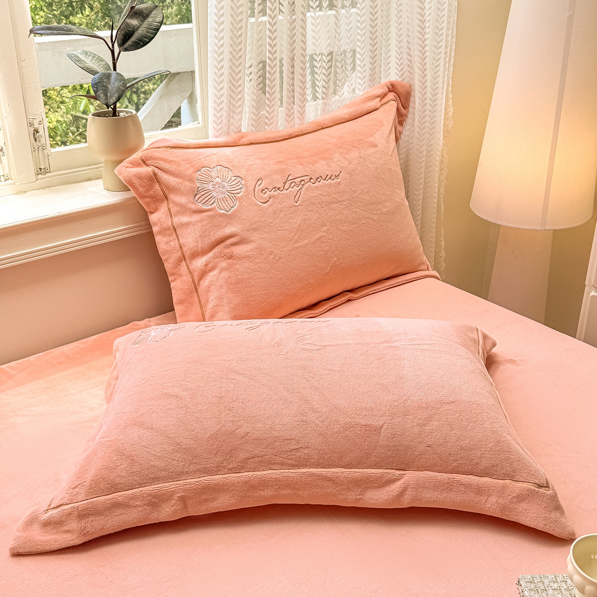 91家纺网 家纺一手货源 找家纺 悦织湾家纺 2025新款9斤重牛奶绒四件套纯色贴布绣人件富贵系列240克重高密保暖轻奢时尚床上用品4件套 黛西-暖玉