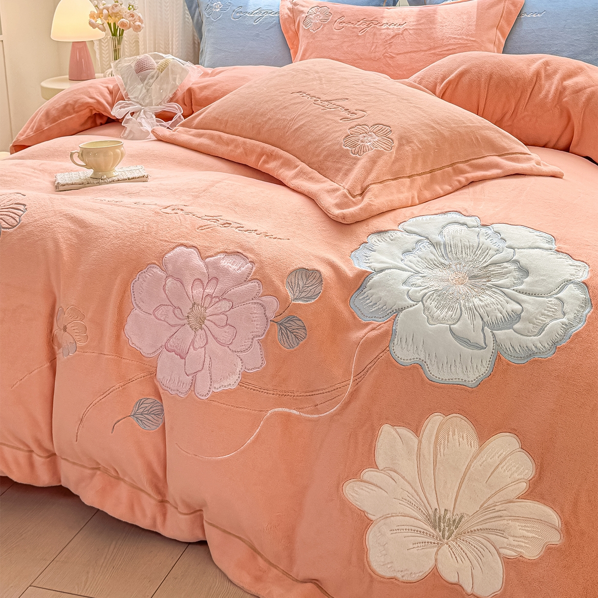 91家纺网 家纺一手货源 找家纺 悦织湾家纺 2025新款9斤重牛奶绒四件套纯色贴布绣人件富贵系列240克重高密保暖轻奢时尚床上用品4件套 黛西-暖玉