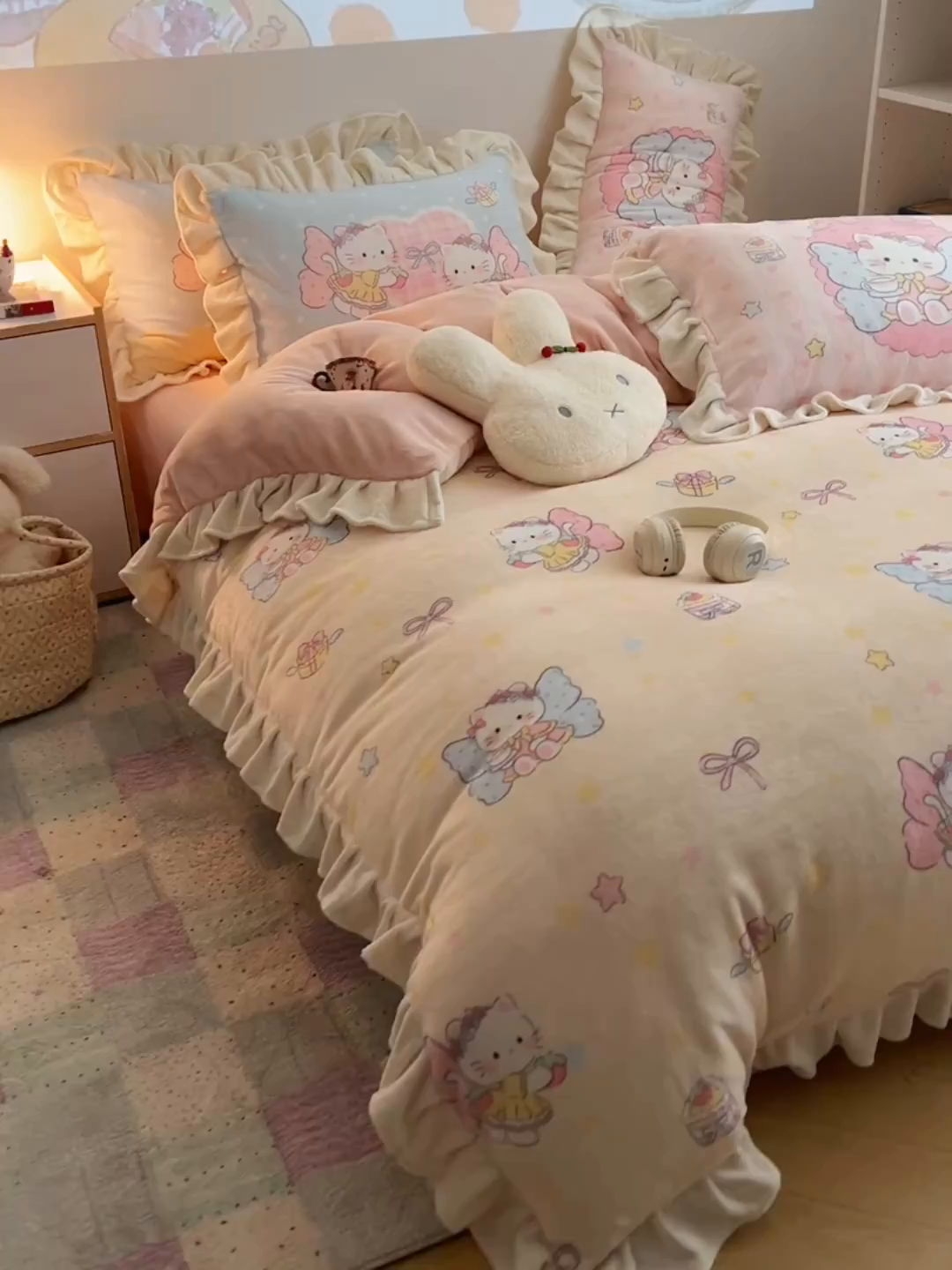 91家纺网 家纺一手货源 找家纺 沐慕 2025新款高克重花边款牛奶绒四件套 花边-猫咪仙子