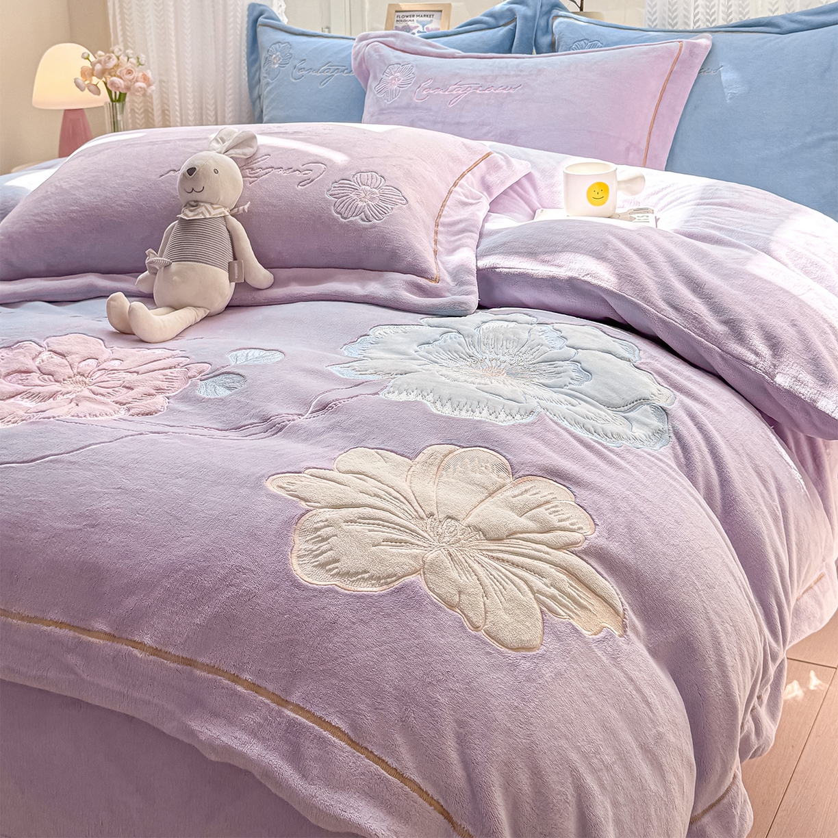 91家纺网 家纺一手货源 找家纺 悦织湾家纺 2025新款9斤重牛奶绒四件套纯色贴布绣人件富贵系列240克重高密保暖轻奢时尚床上用品4件套 黛西-水晶紫