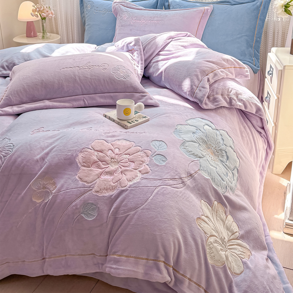 91家纺网 家纺一手货源 找家纺 悦织湾家纺 2025新款9斤重牛奶绒四件套纯色贴布绣人件富贵系列240克重高密保暖轻奢时尚床上用品4件套 黛西-水晶紫
