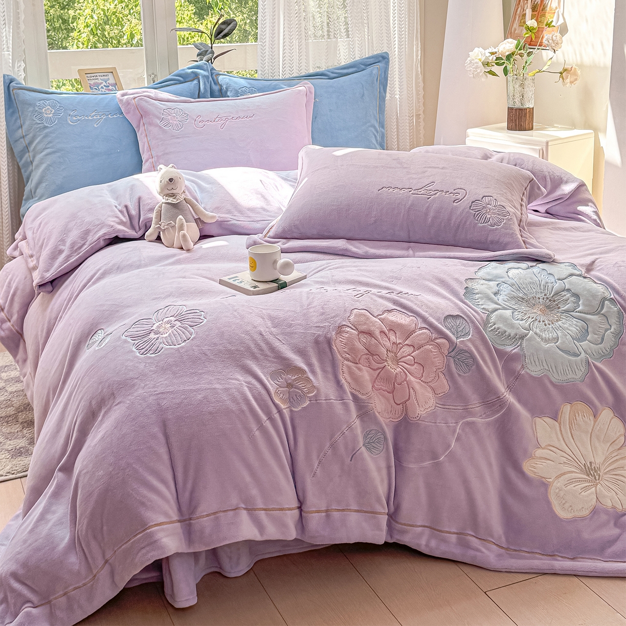 91家纺网 家纺一手货源 找家纺 悦织湾家纺 2025新款9斤重牛奶绒四件套纯色贴布绣人件富贵系列240克重高密保暖轻奢时尚床上用品4件套 黛西-水晶紫