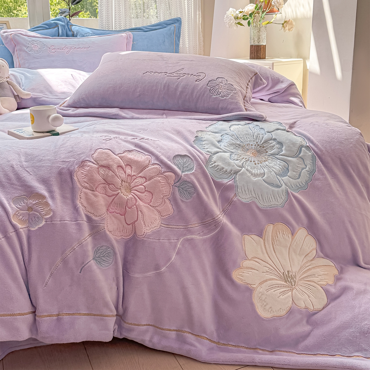 91家纺网 家纺一手货源 找家纺 悦织湾家纺 2025新款9斤重牛奶绒四件套纯色贴布绣人件富贵系列240克重高密保暖轻奢时尚床上用品4件套 黛西-水晶紫