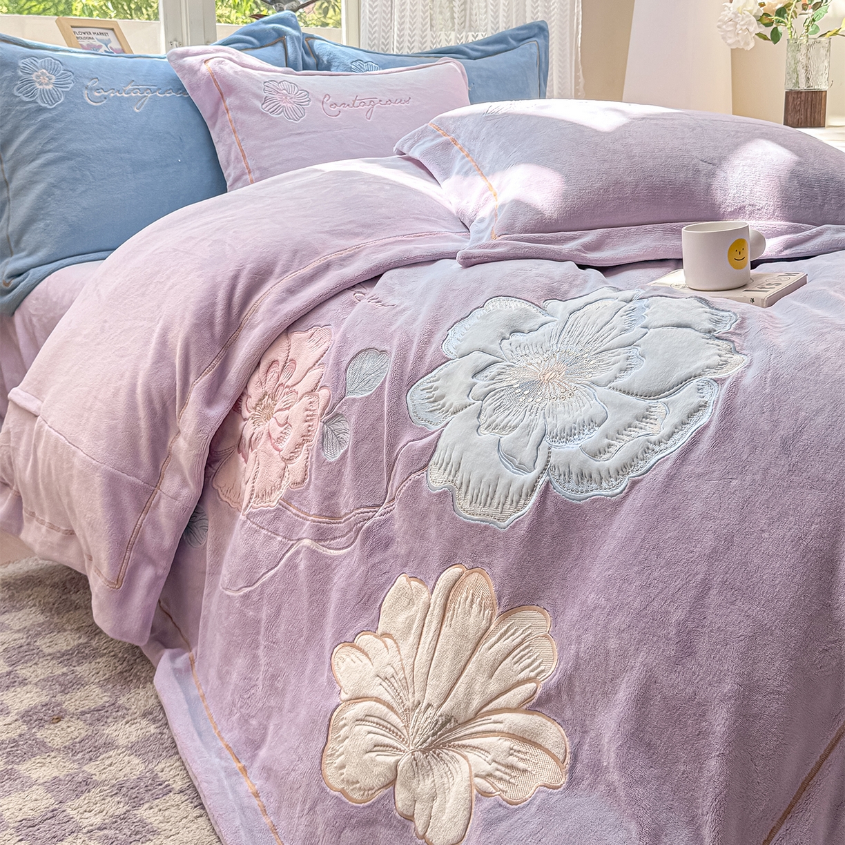 91家纺网 家纺一手货源 找家纺 悦织湾家纺 2025新款9斤重牛奶绒四件套纯色贴布绣人件富贵系列240克重高密保暖轻奢时尚床上用品4件套 黛西-水晶紫