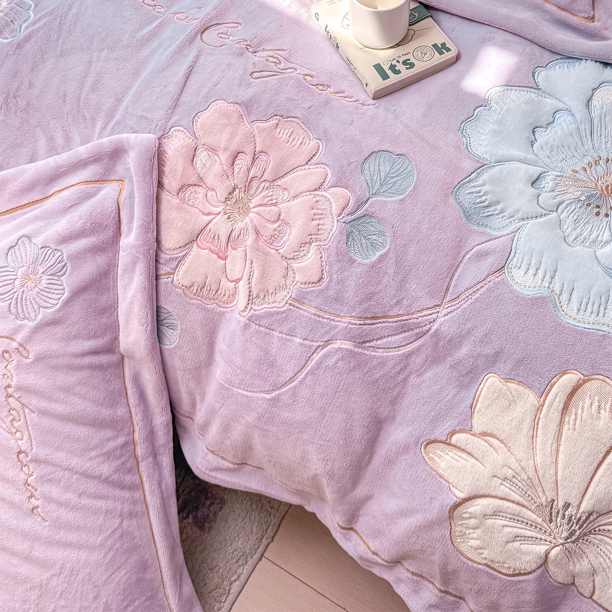 91家纺网 家纺一手货源 找家纺 悦织湾家纺 2025新款9斤重牛奶绒四件套纯色贴布绣人件富贵系列240克重高密保暖轻奢时尚床上用品4件套 黛西-水晶紫