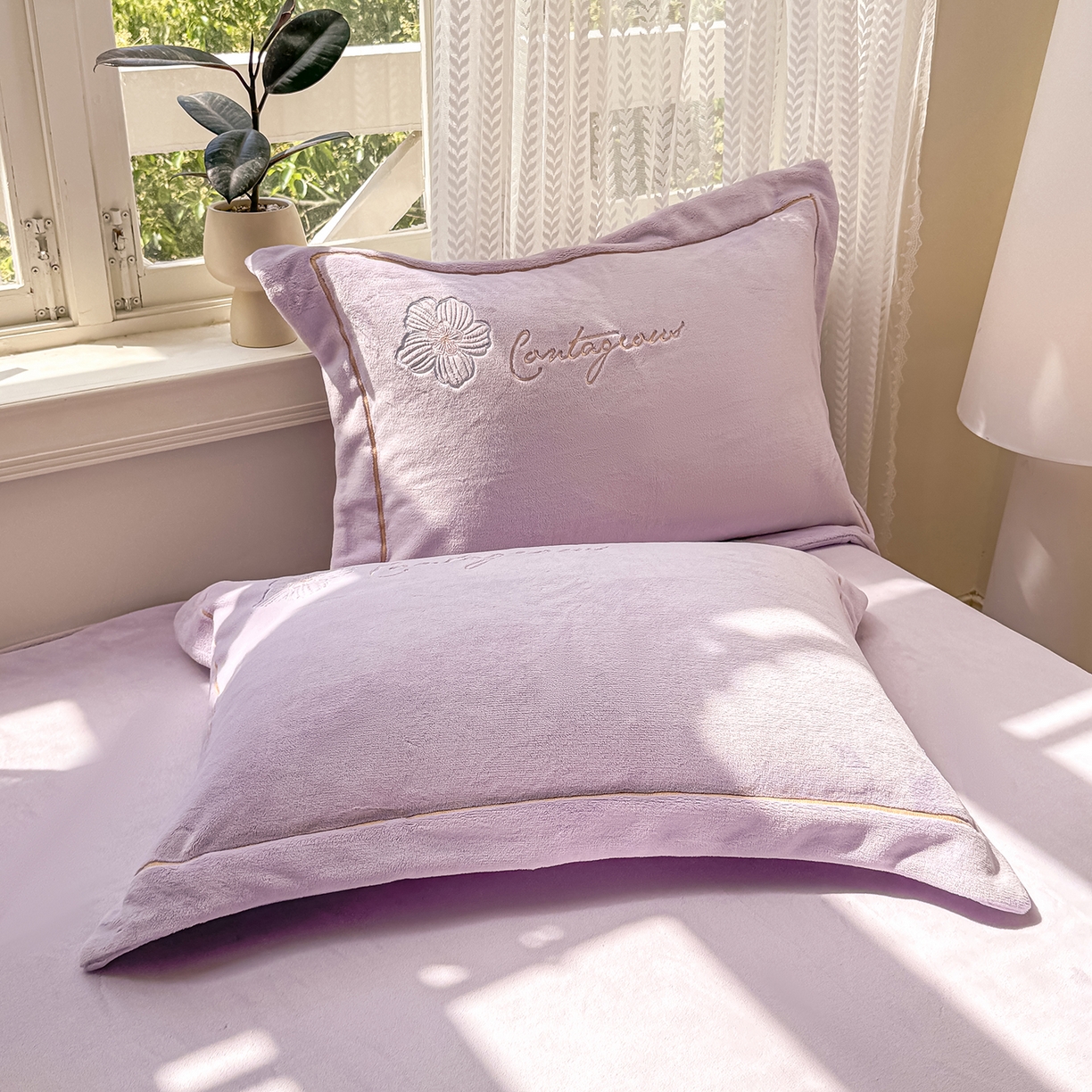 91家纺网 家纺一手货源 找家纺 悦织湾家纺 2025新款9斤重牛奶绒四件套纯色贴布绣人件富贵系列240克重高密保暖轻奢时尚床上用品4件套 黛西-水晶紫