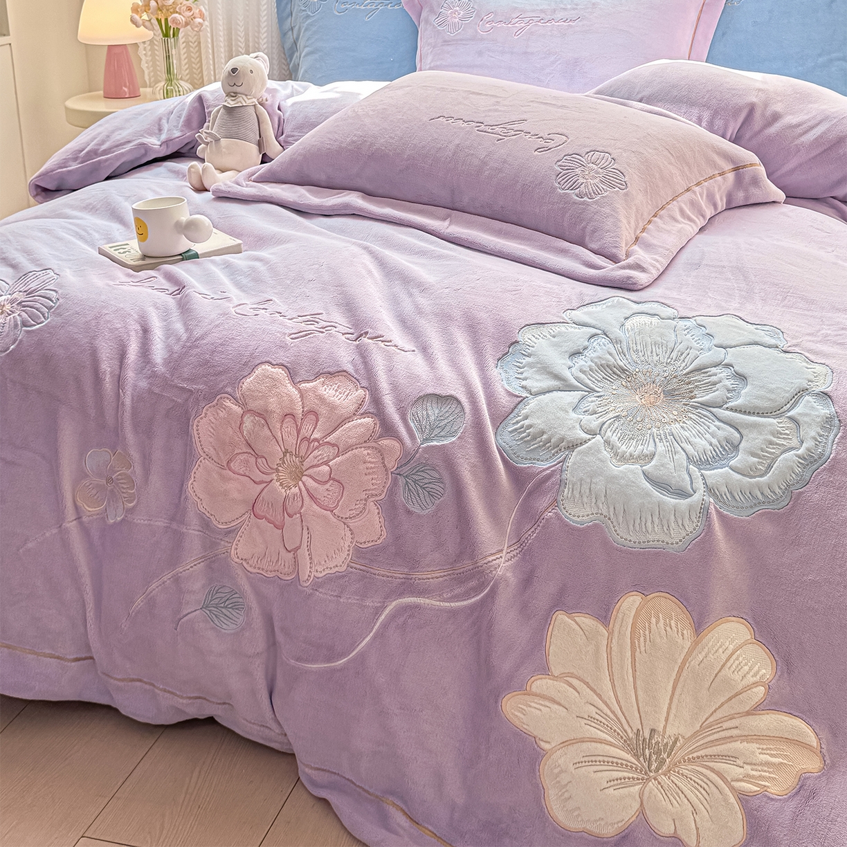 91家纺网 家纺一手货源 找家纺 悦织湾家纺 2025新款9斤重牛奶绒四件套纯色贴布绣人件富贵系列240克重高密保暖轻奢时尚床上用品4件套 黛西-水晶紫