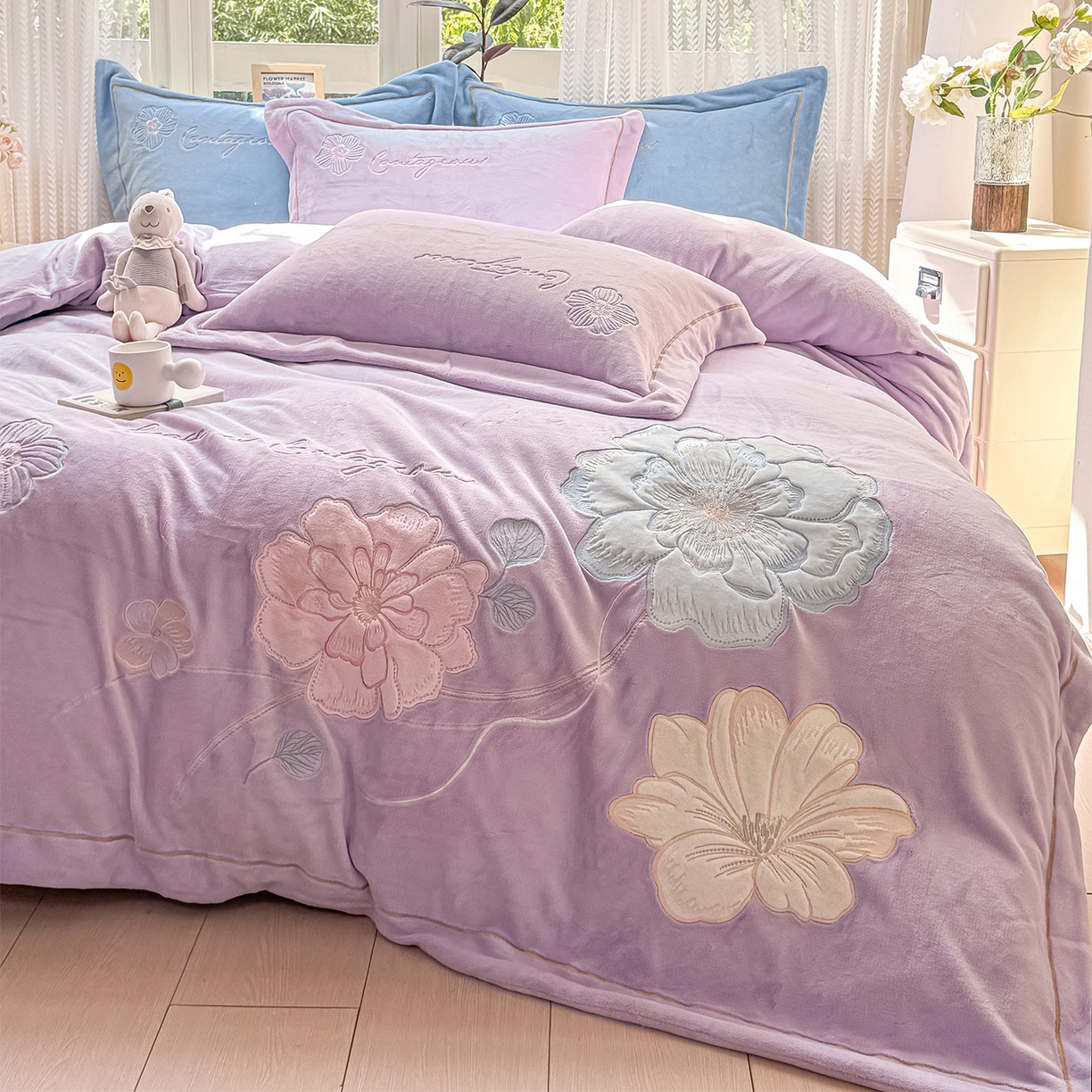 91家纺网 家纺一手货源 找家纺 悦织湾家纺 2025新款9斤重牛奶绒四件套纯色贴布绣人件富贵系列240克重高密保暖轻奢时尚床上用品4件套 黛西-水晶紫
