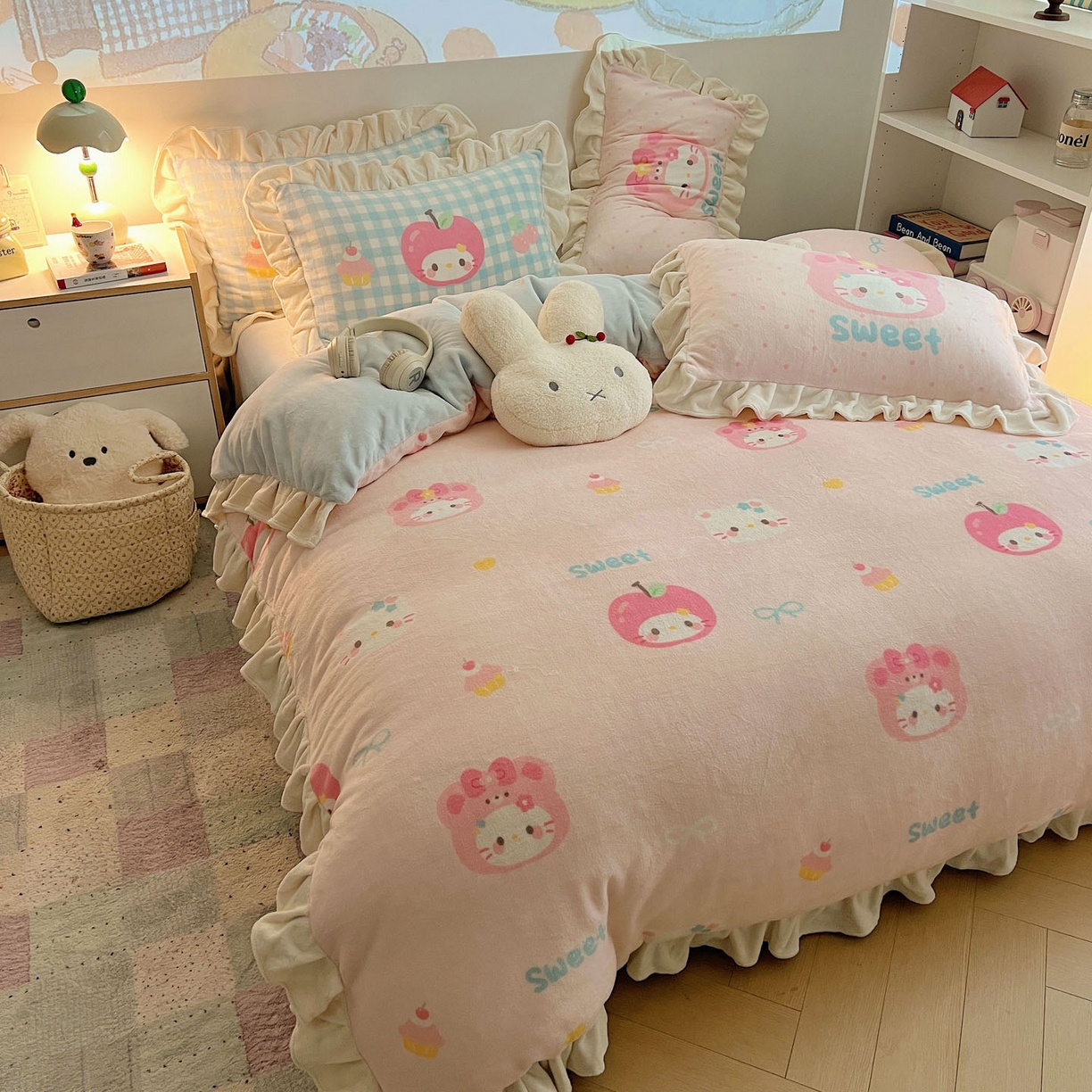 91家纺网 家纺一手货源 找家纺 沐慕 2025新款高克重花边款牛奶绒四件套 花边-苹果猫猫