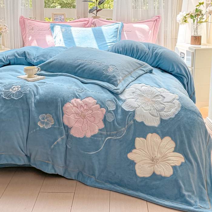 91家纺网 家纺一手货源 找家纺 悦织湾家纺 2025新款9斤重牛奶绒四件套纯色贴布绣人件富贵系列240克重高密保暖轻奢时尚床上用品4件套 黛西-婴儿蓝