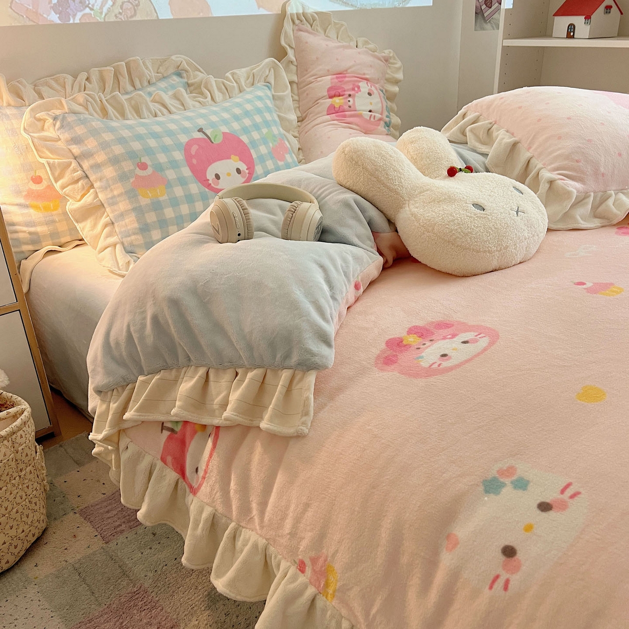 91家纺网 家纺一手货源 找家纺 沐慕 2025新款高克重花边款牛奶绒四件套 花边-苹果猫猫