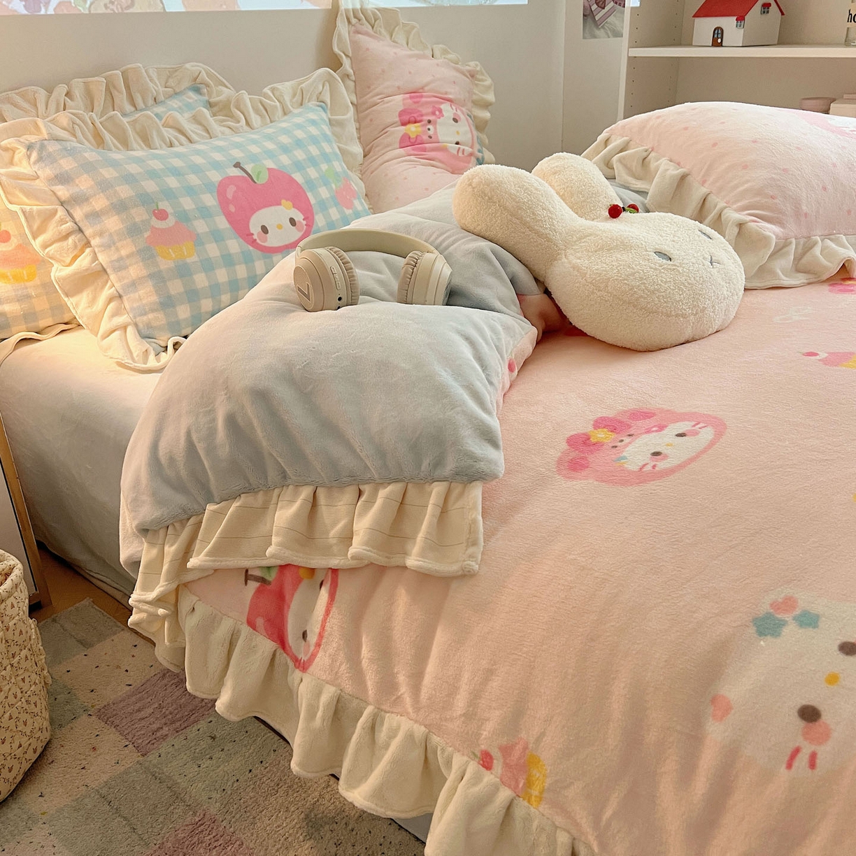 91家纺网 家纺一手货源 找家纺 沐慕 2025新款高克重花边款牛奶绒四件套 花边-苹果猫猫