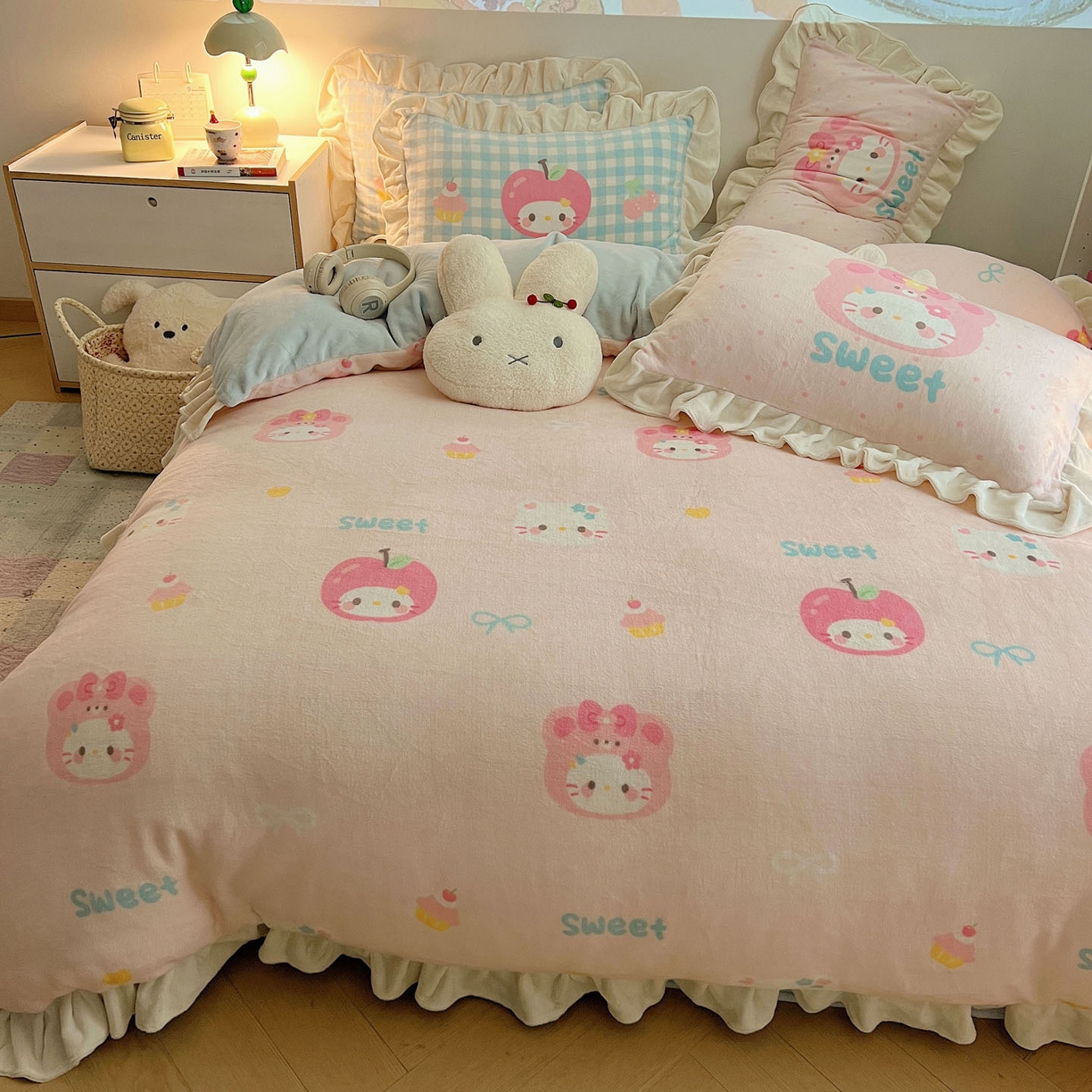 91家纺网 家纺一手货源 找家纺 沐慕 2025新款高克重花边款牛奶绒四件套 花边-苹果猫猫