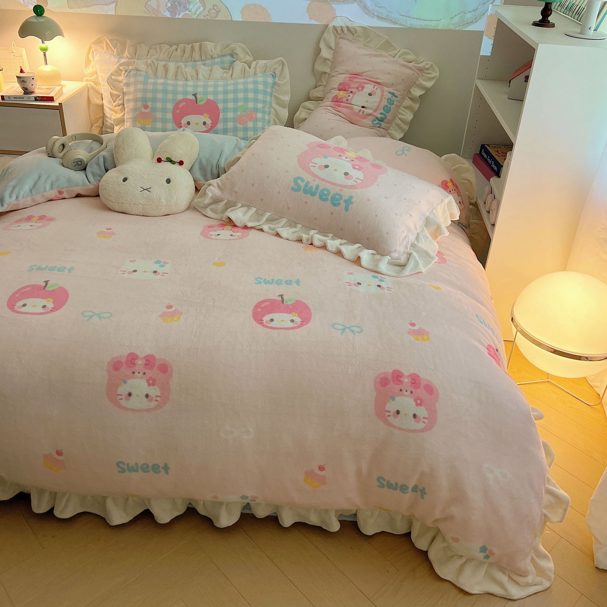 91家纺网 家纺一手货源 找家纺 沐慕 2025新款高克重花边款牛奶绒四件套 花边-苹果猫猫