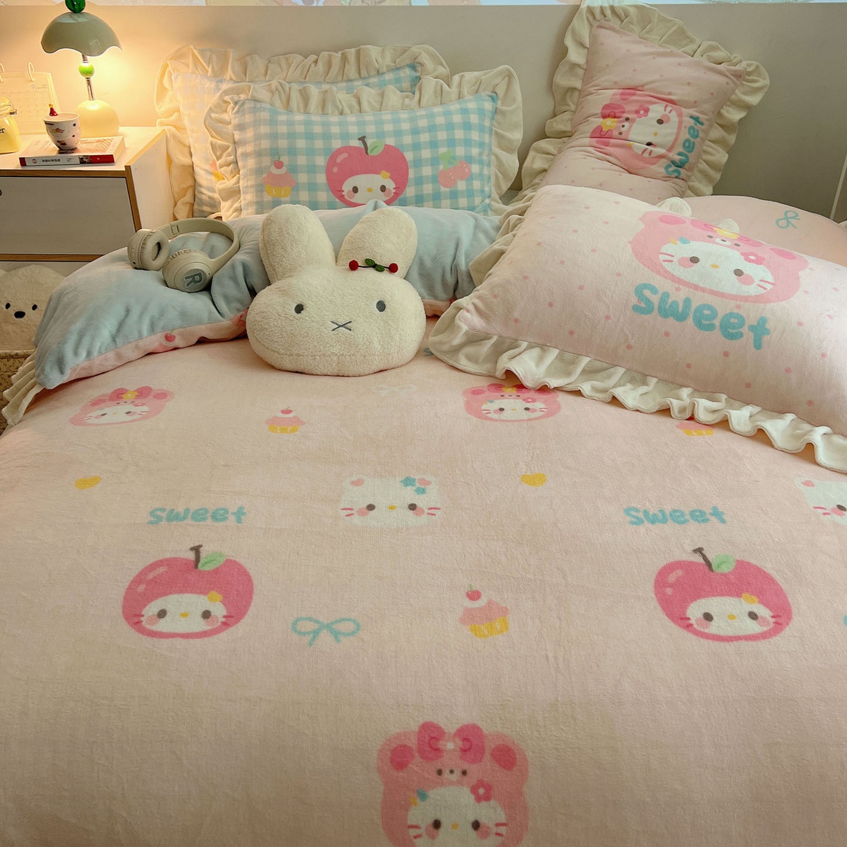 91家纺网 家纺一手货源 找家纺 沐慕 2025新款高克重花边款牛奶绒四件套 花边-苹果猫猫