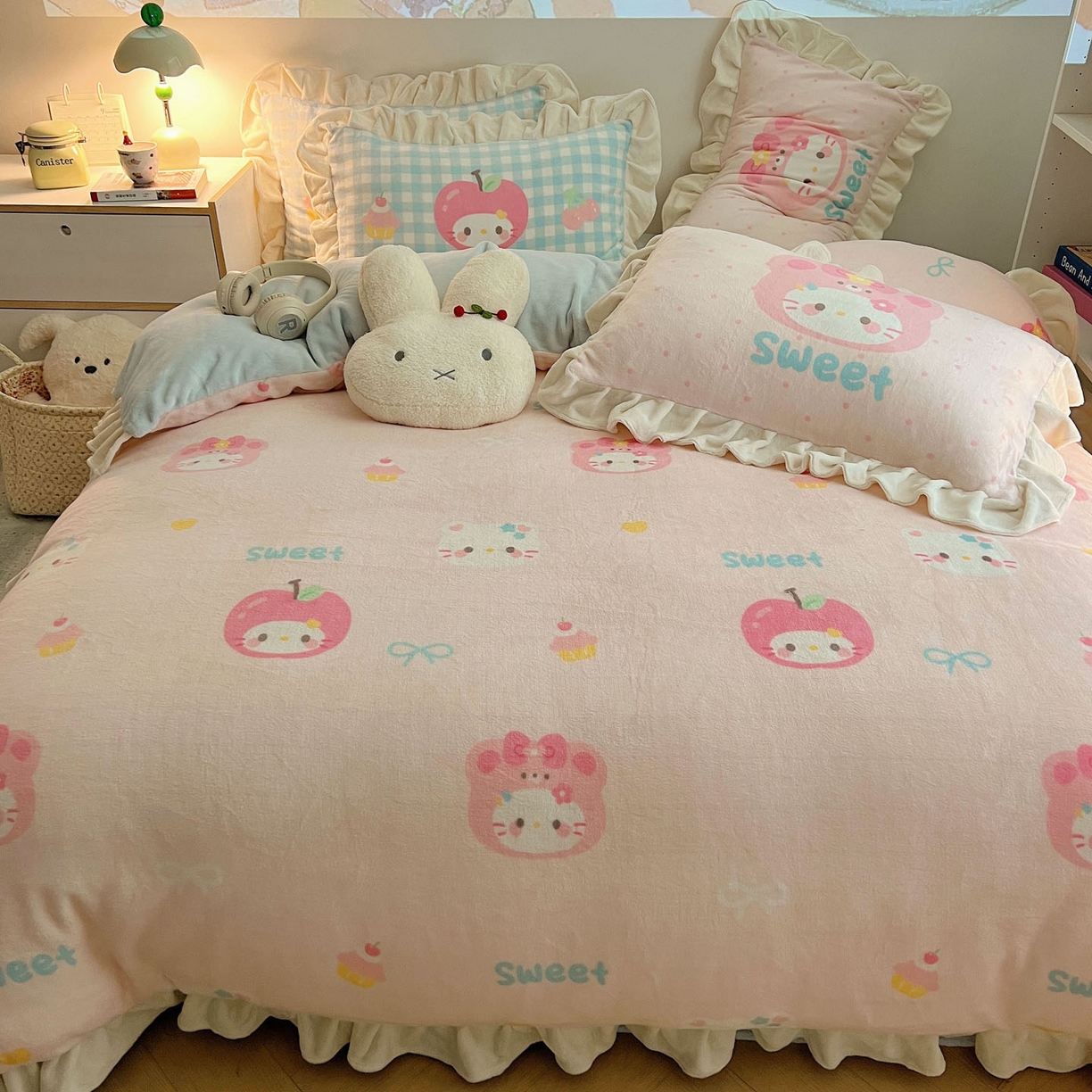 91家纺网 家纺一手货源 找家纺 沐慕 2025新款高克重花边款牛奶绒四件套 花边-苹果猫猫