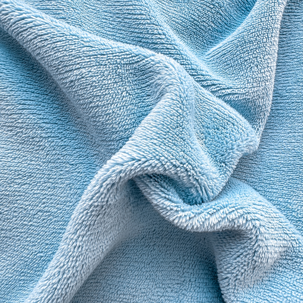 91家纺网 家纺一手货源 找家纺 悦织湾家纺 2025新款9斤重牛奶绒四件套纯色贴布绣人件富贵系列240克重高密保暖轻奢时尚床上用品4件套 黛西-婴儿蓝