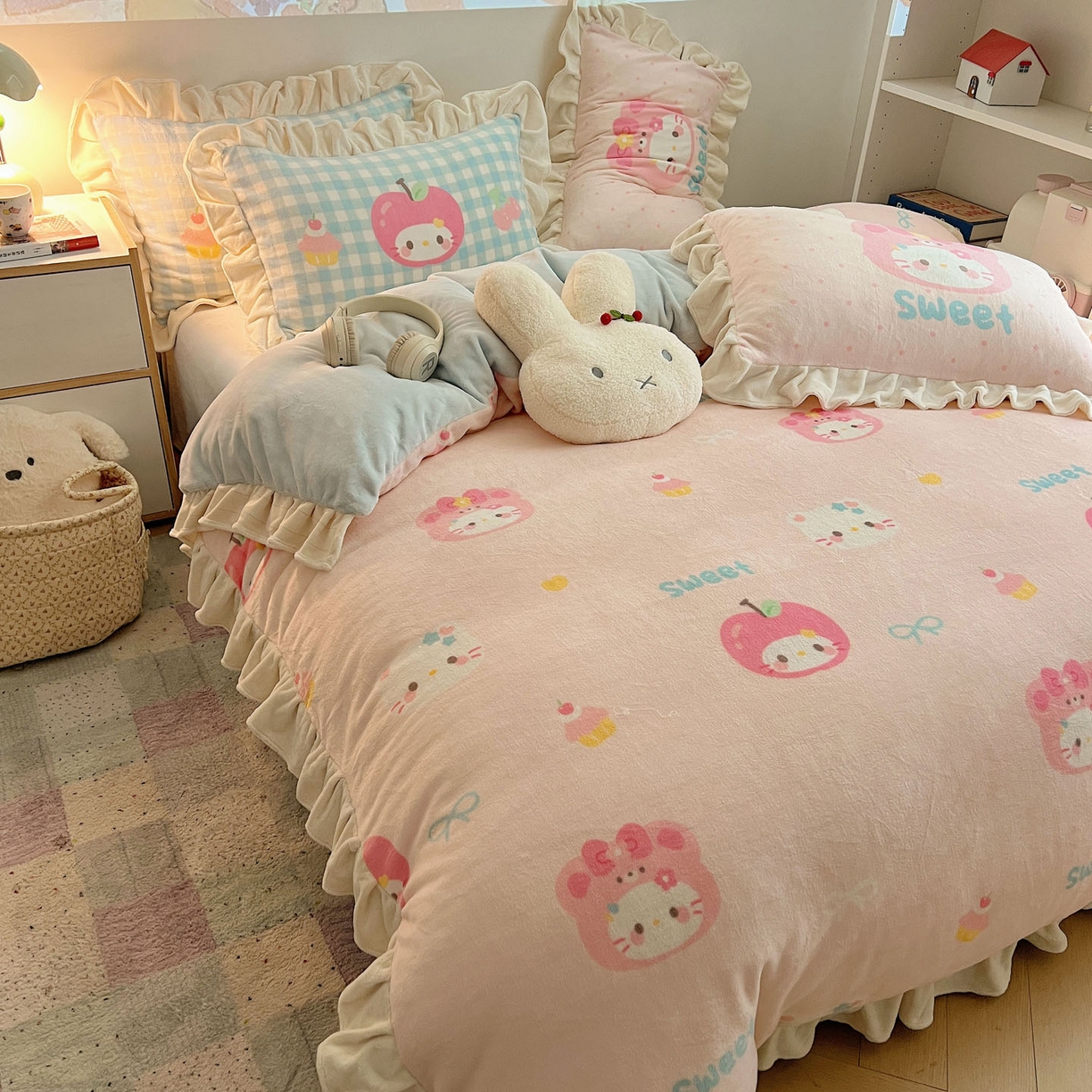 91家纺网 家纺一手货源 找家纺 沐慕 2025新款高克重花边款牛奶绒四件套 花边-苹果猫猫