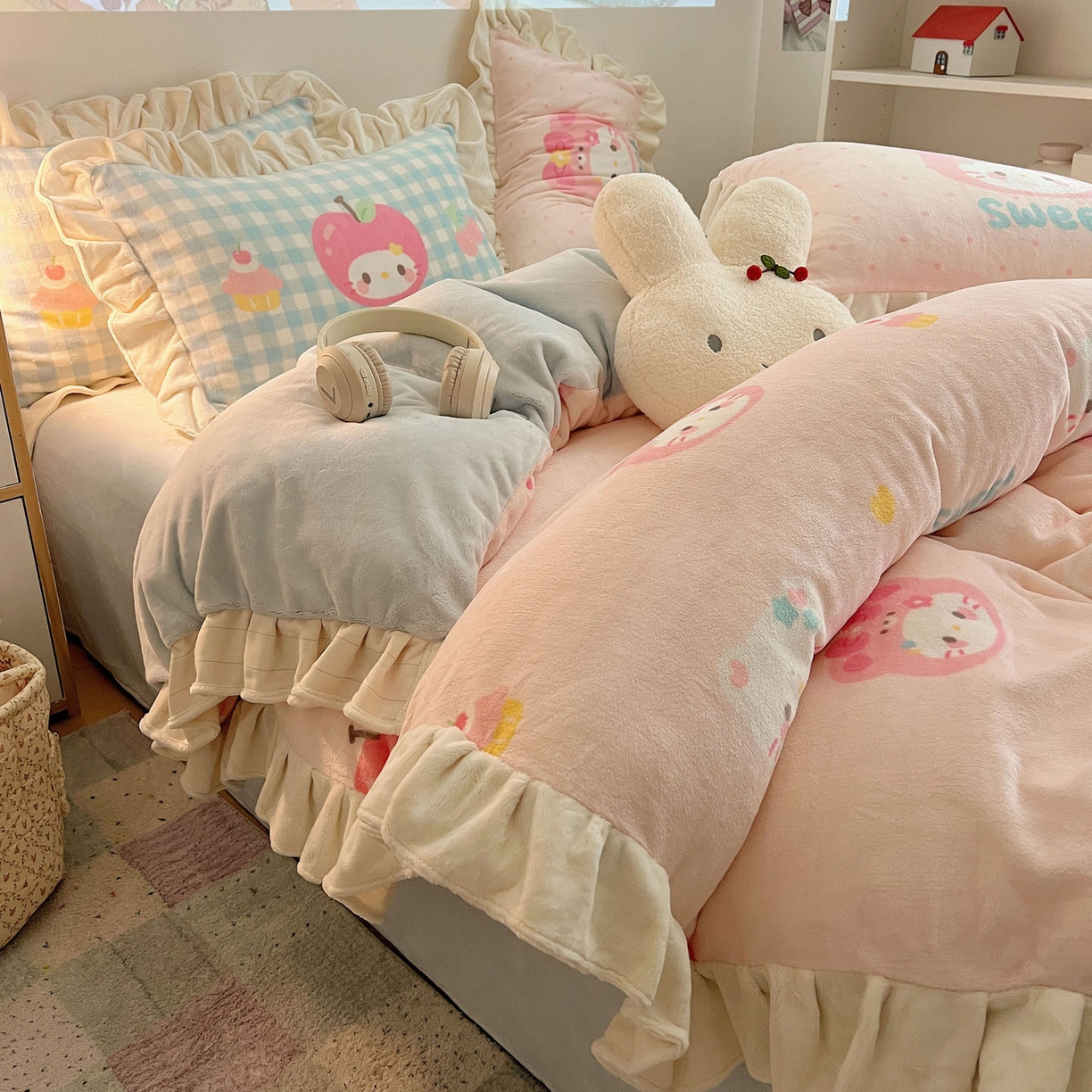 91家纺网 家纺一手货源 找家纺 沐慕 2025新款高克重花边款牛奶绒四件套 花边-苹果猫猫