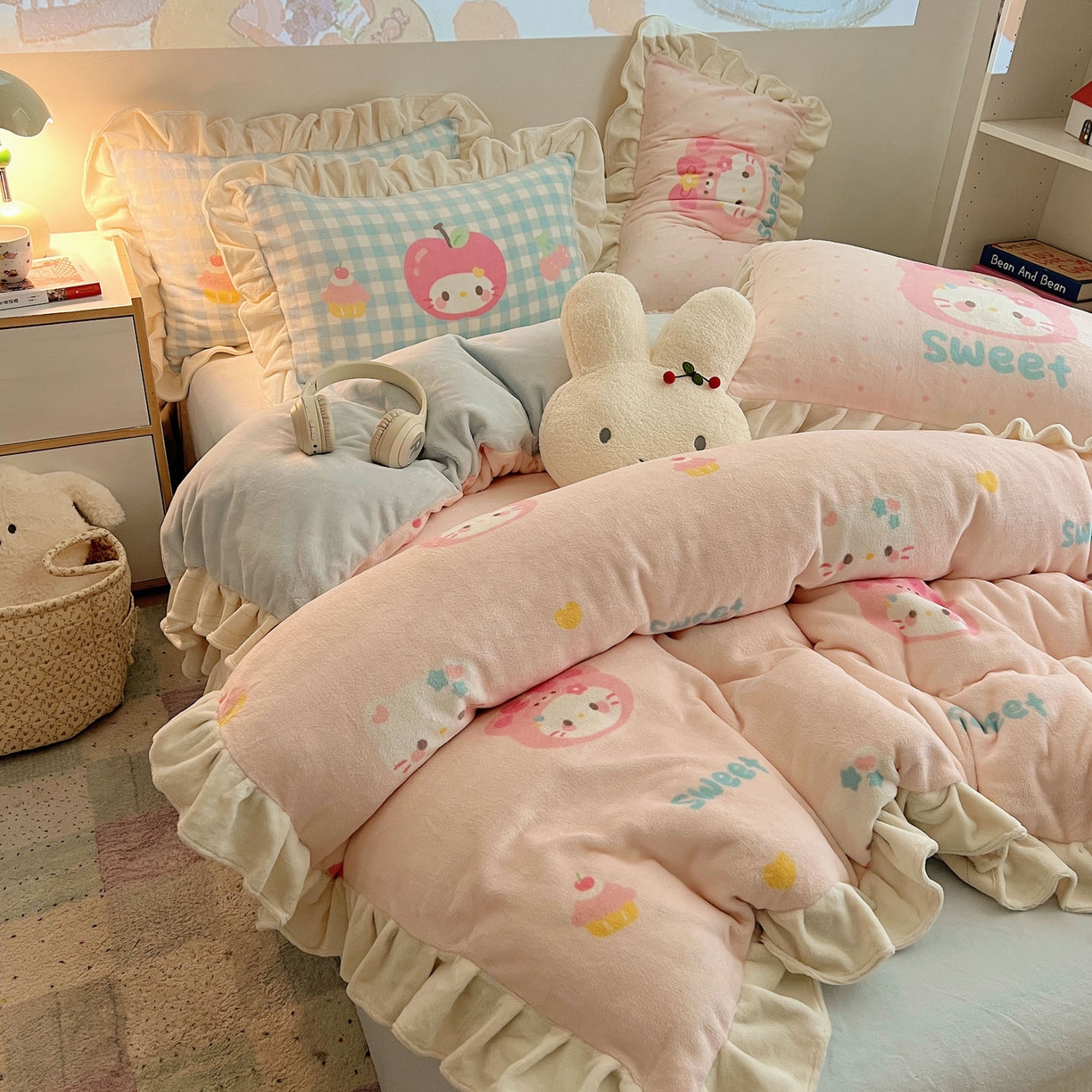 91家纺网 家纺一手货源 找家纺 沐慕 2025新款高克重花边款牛奶绒四件套 花边-苹果猫猫