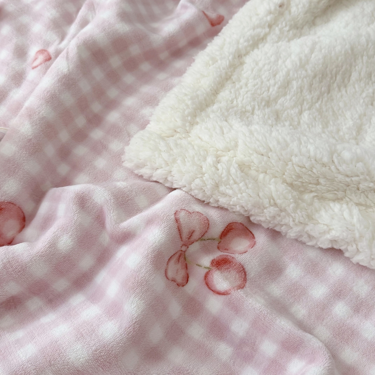 91家纺网 家纺一手货源 找家纺 大元 2025新款ins加厚小清新牛奶绒羊羔绒毛毯午睡毯沙发盖毯 小樱桃