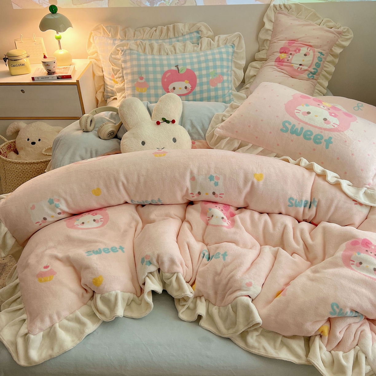 91家纺网 家纺一手货源 找家纺 沐慕 2025新款高克重花边款牛奶绒四件套 花边-苹果猫猫