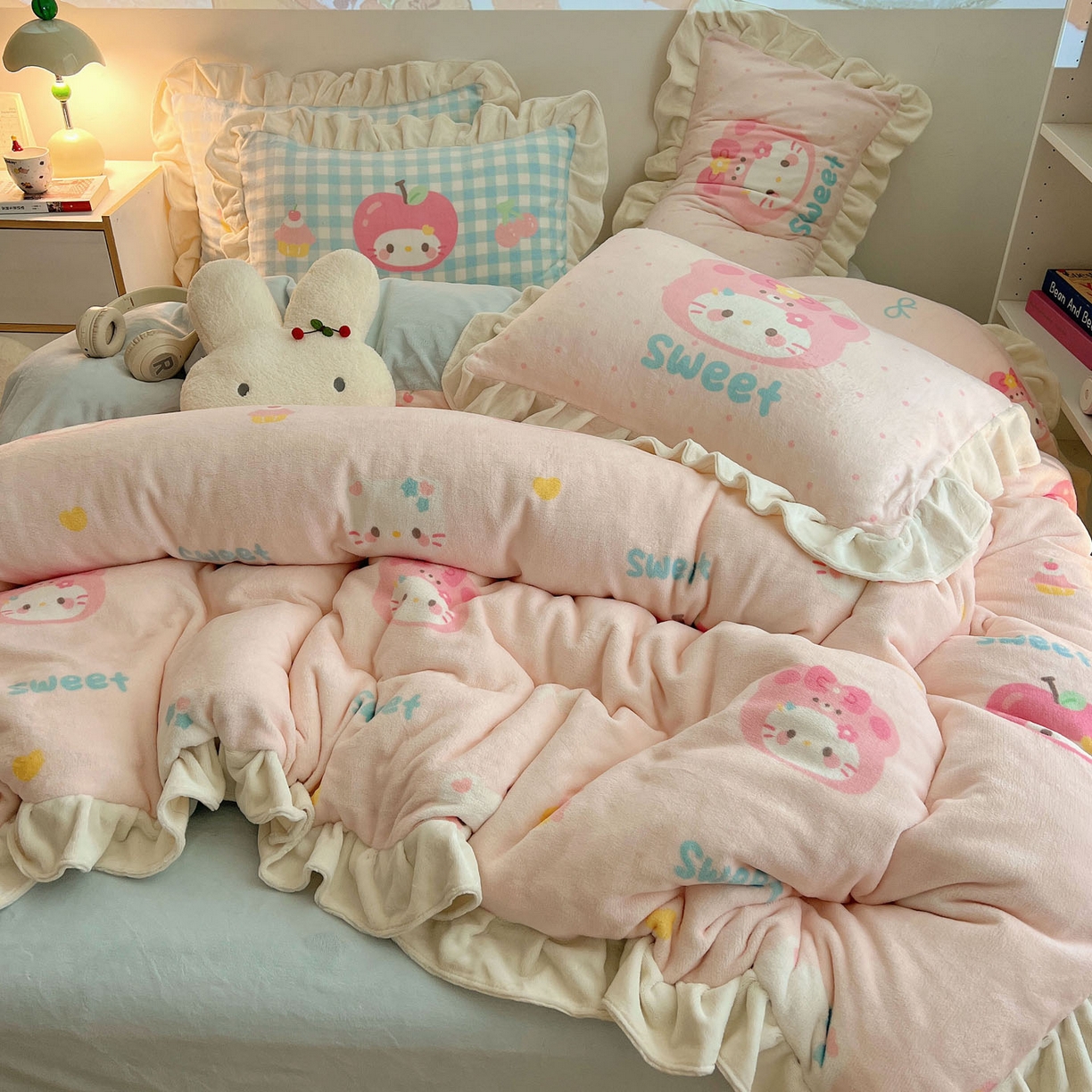 91家纺网 家纺一手货源 找家纺 沐慕 2025新款高克重花边款牛奶绒四件套 花边-苹果猫猫