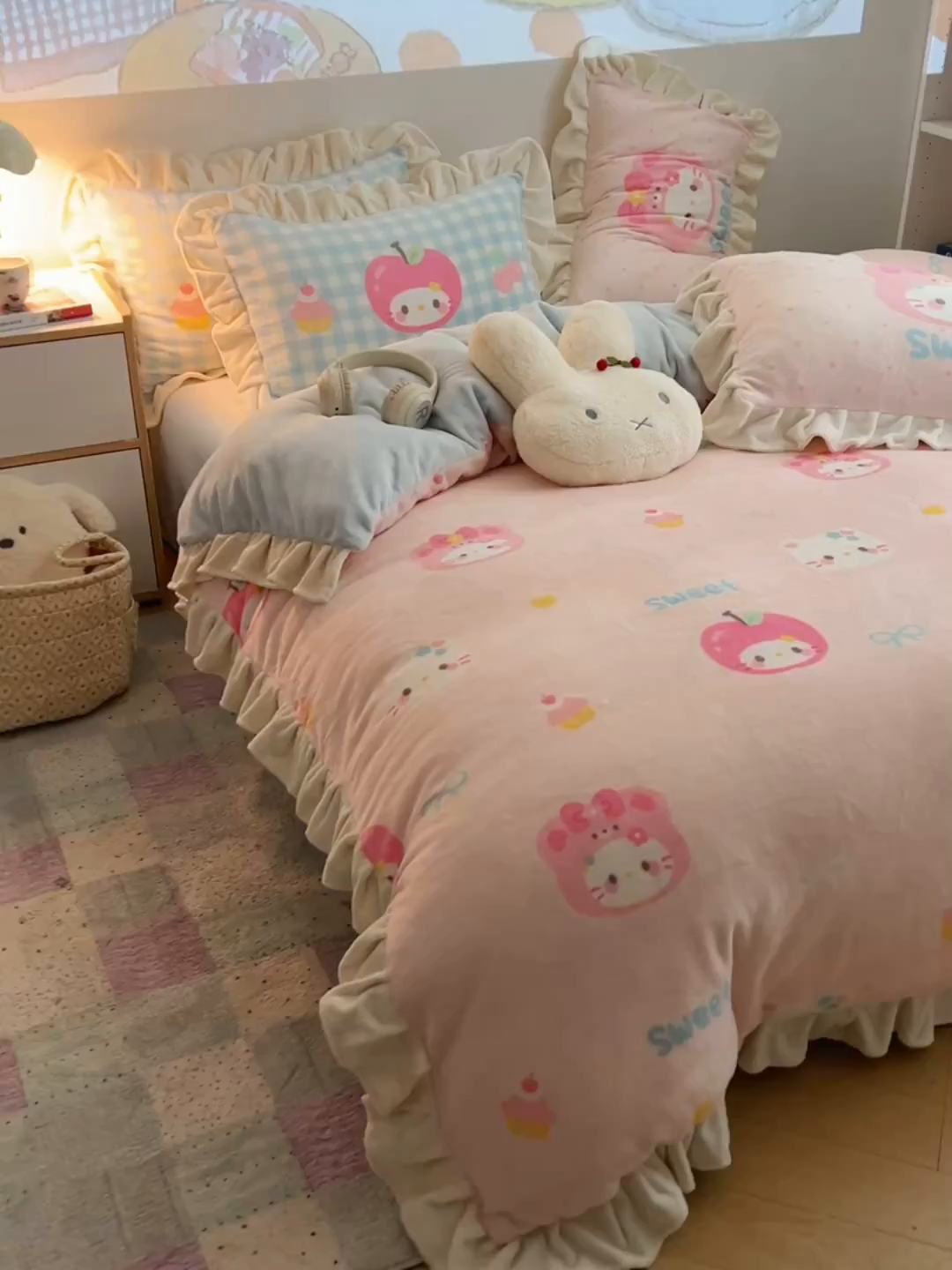 91家纺网 家纺一手货源 找家纺 沐慕 2025新款高克重花边款牛奶绒四件套 花边-苹果猫猫