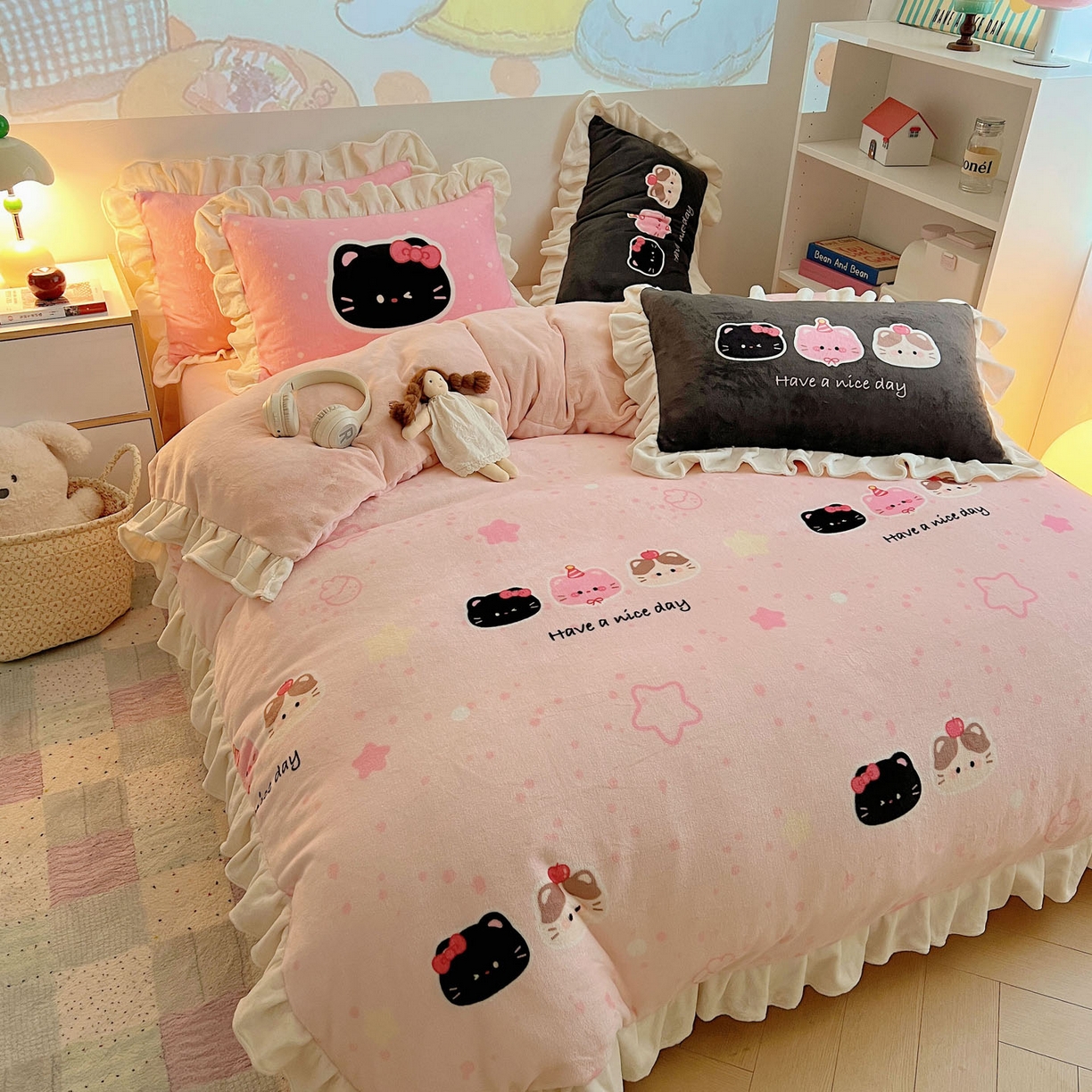 91家纺网 家纺一手货源 找家纺 沐慕 2025新款高克重花边款牛奶绒四件套 花边-三只小猫