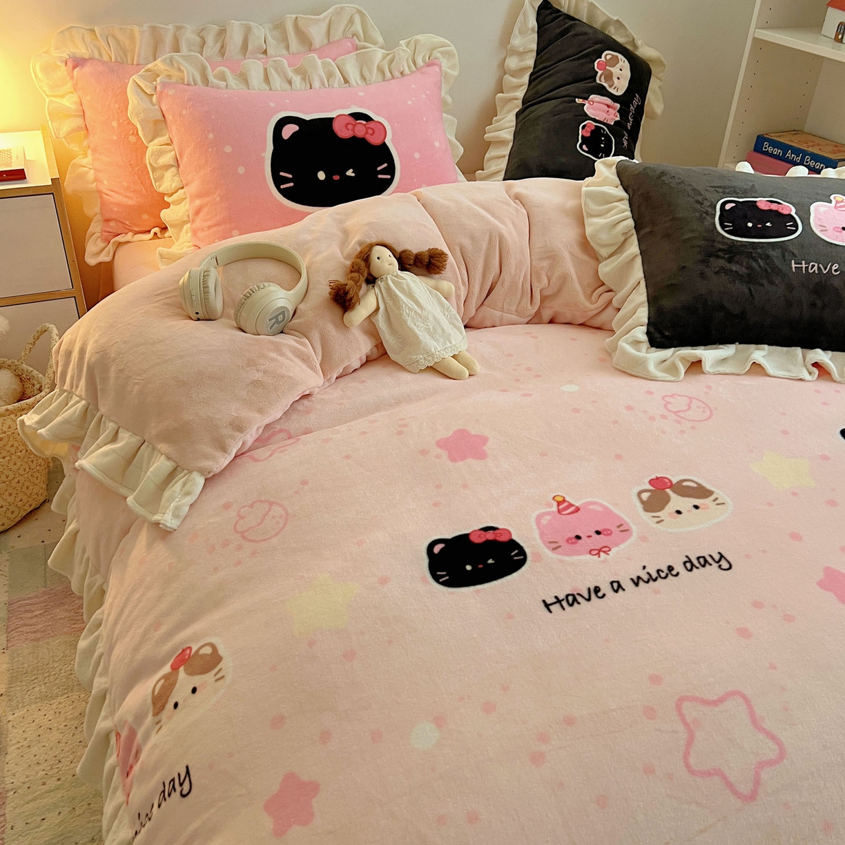 91家纺网 家纺一手货源 找家纺 沐慕 2025新款高克重花边款牛奶绒四件套 花边-三只小猫